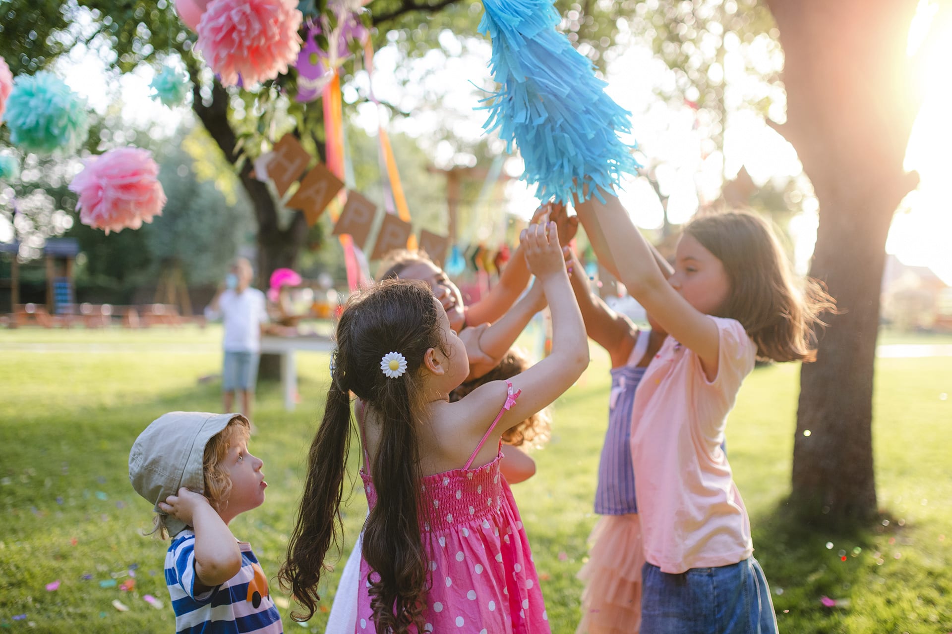 Langeweile in den Ferien | Kinder feiern eine Geburtstagsparty im Garten