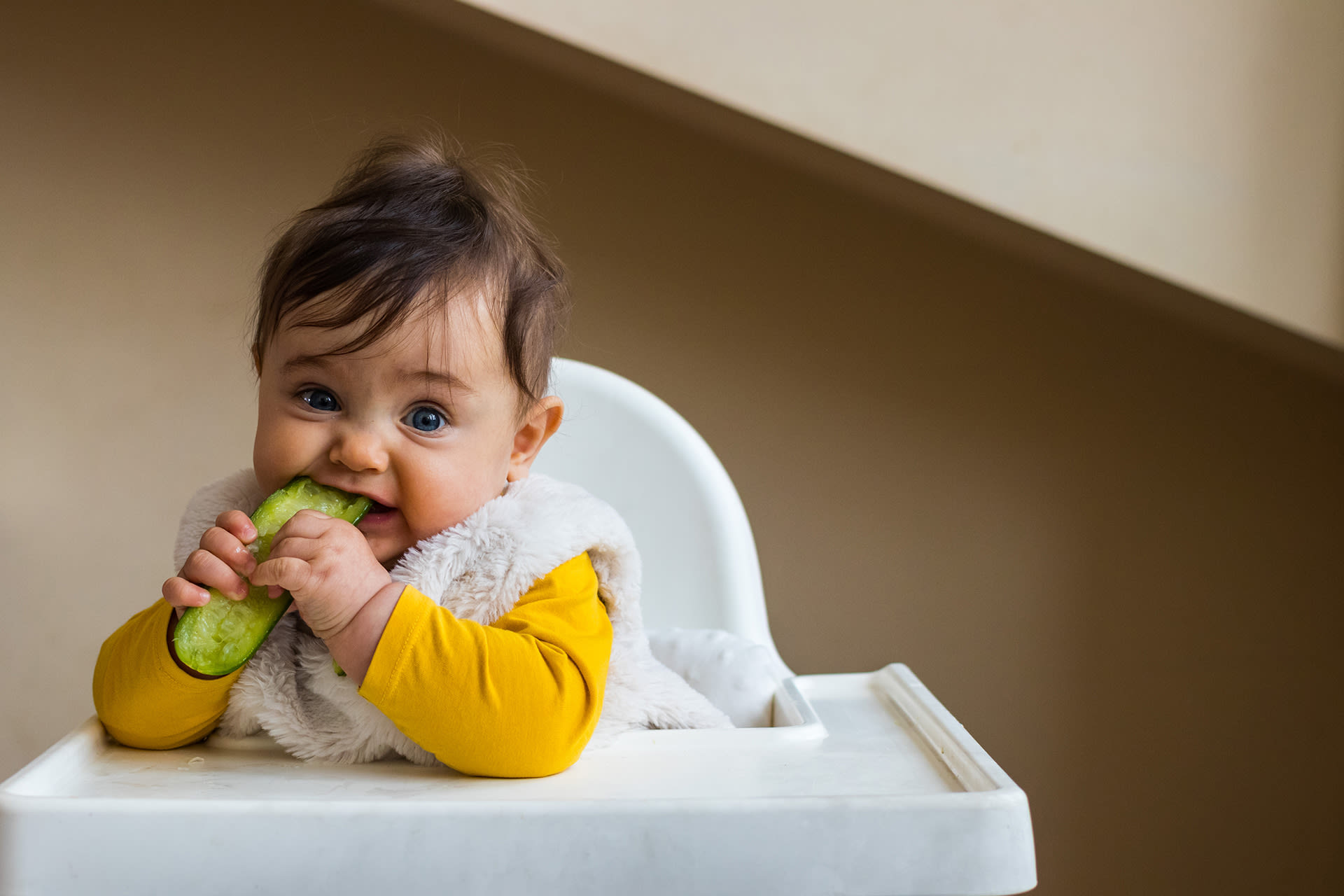 Gemüse für Kinder | Baby im Hochstuhl isst Zucchini 