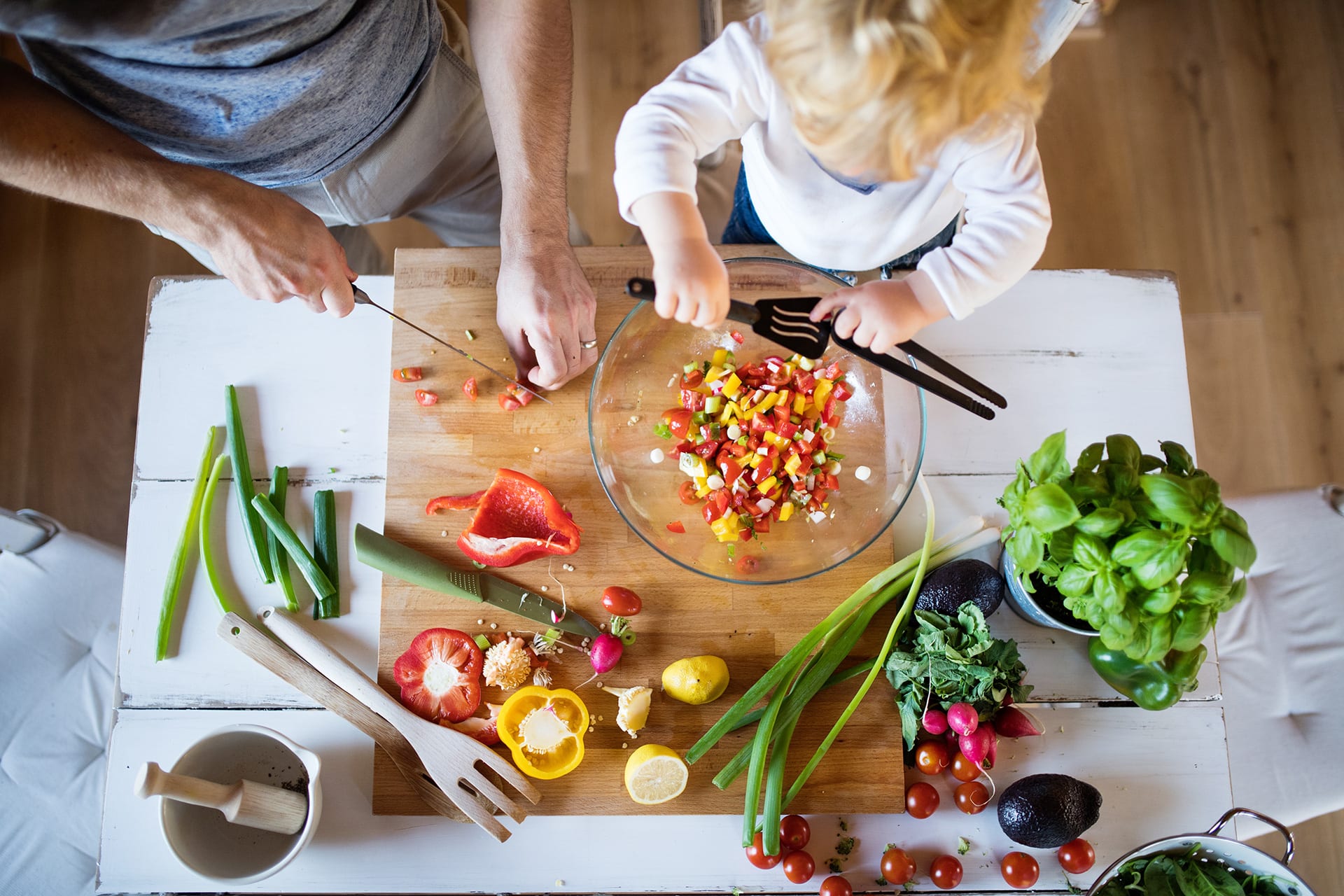 Gemüse für Kinder | Kind schneidet Paprika, Lauch, Tomaten am Küchentisch