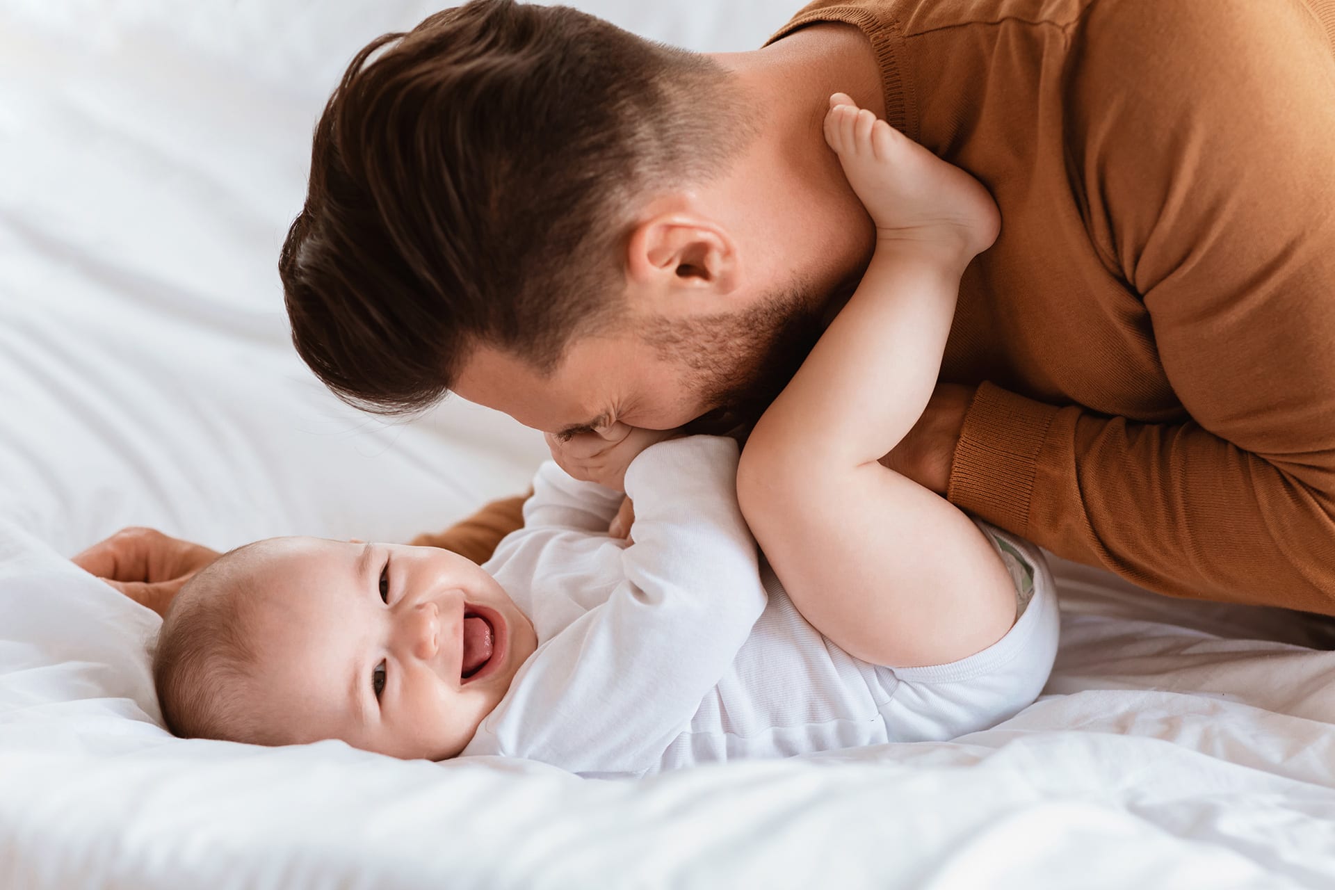 Bin ich bereit fürs Vatersein | lachendes Baby mit Vater