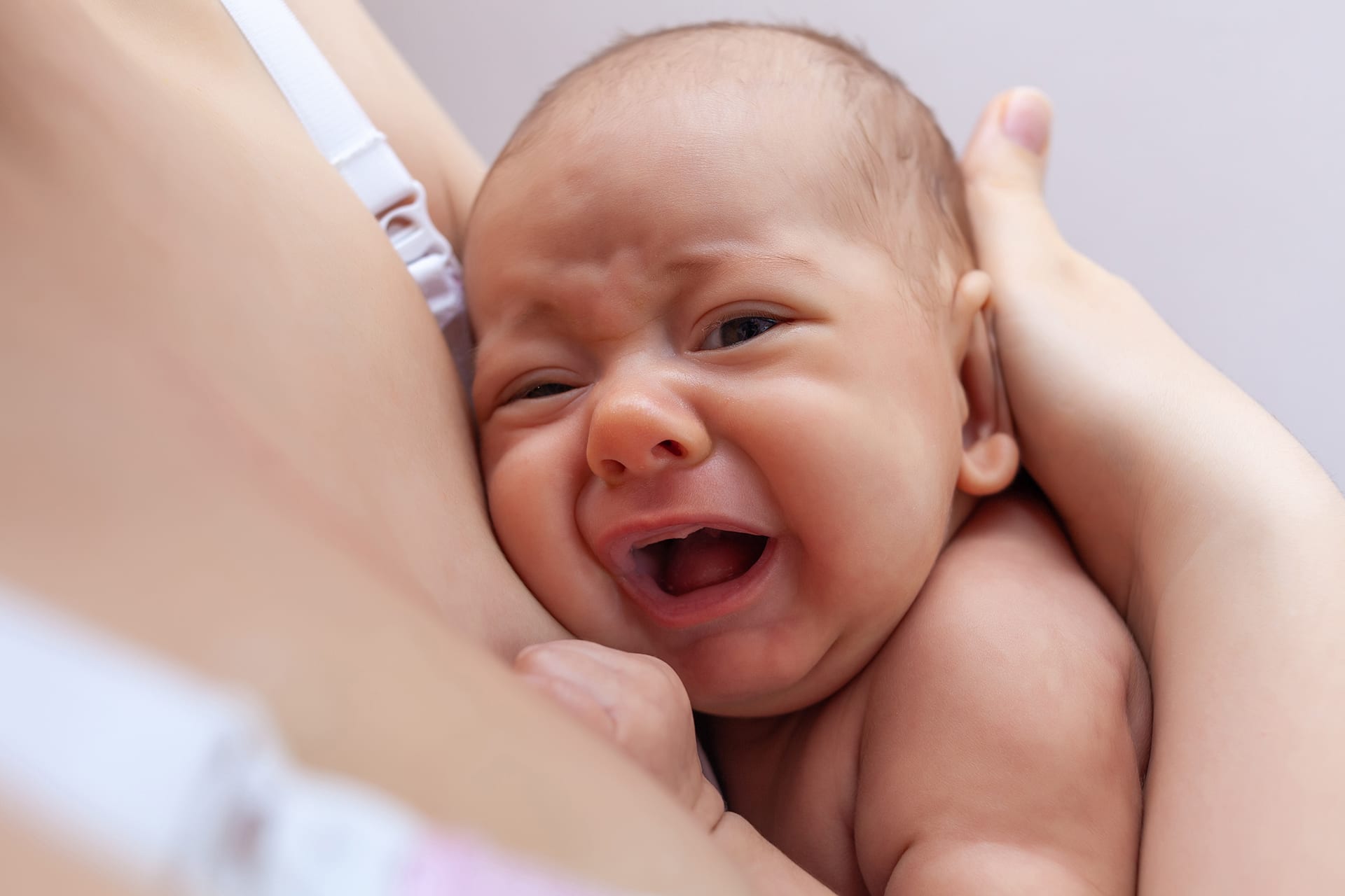 Mein Baby weint | Baby weint an Mamas Brust