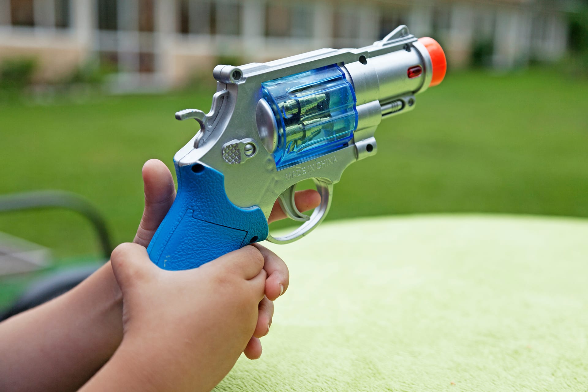 Spielzeugwaffen | Spielzeugcolt mit Zeigefinger am Abzug