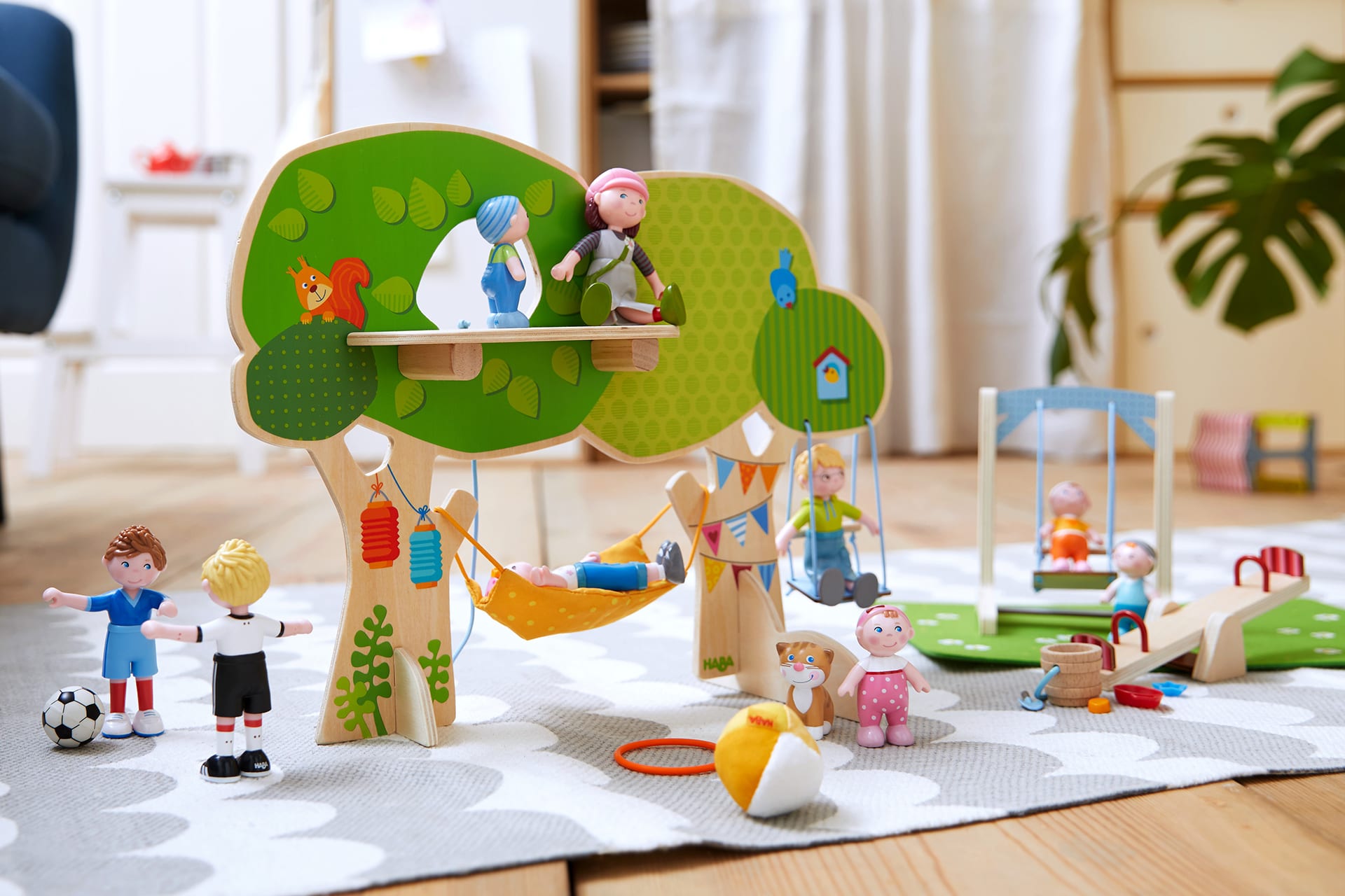 Spielen im Baumhaus und im Garten der Little Friends | Baumhaus