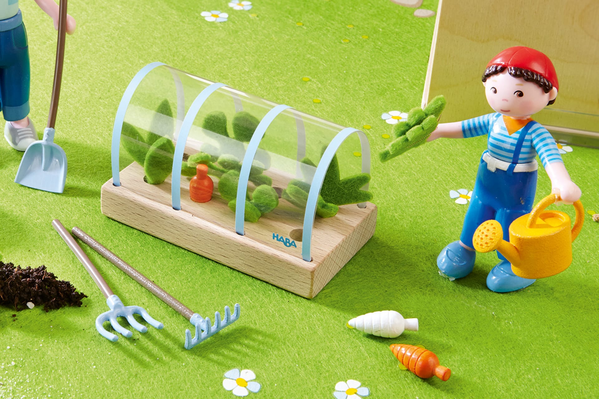 Spielen im Baumhaus und im Garten der Little Friends | Matze steht vor dem Beet