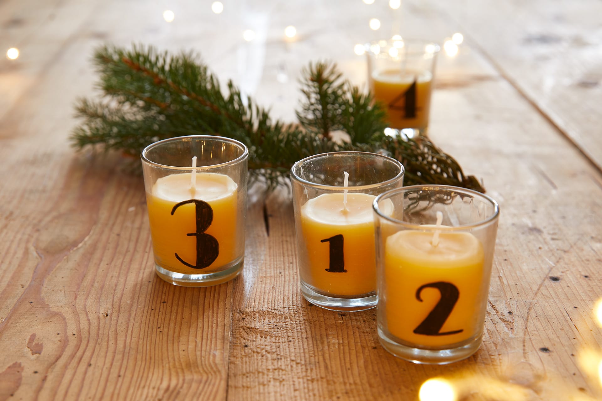 Advent mit Kindern | Weihnachtsstimmung mit vier Kerzen im Glas