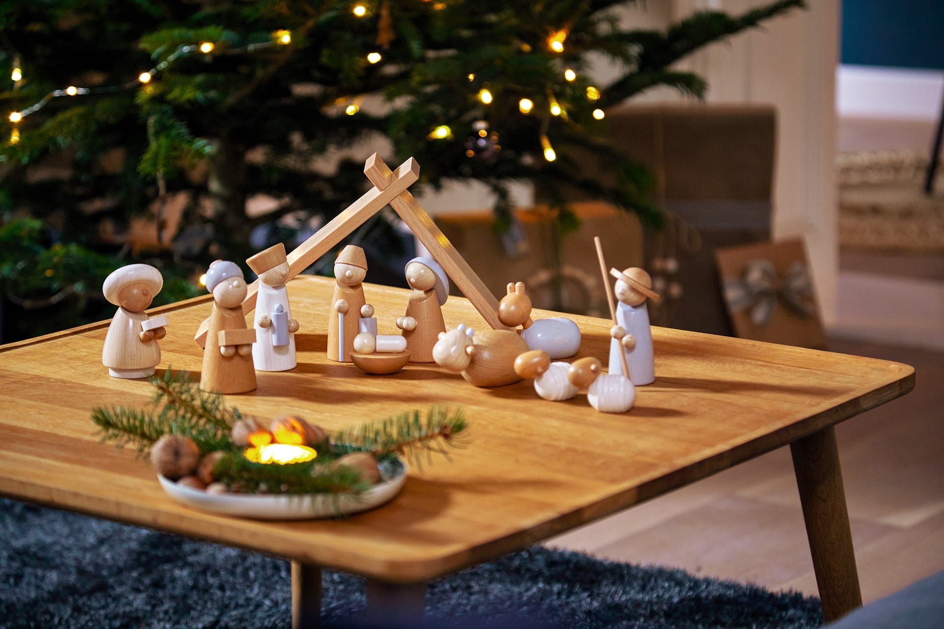 Advent mit Kindern | HABA Weihnachtskrippe steht auf einem Tisch