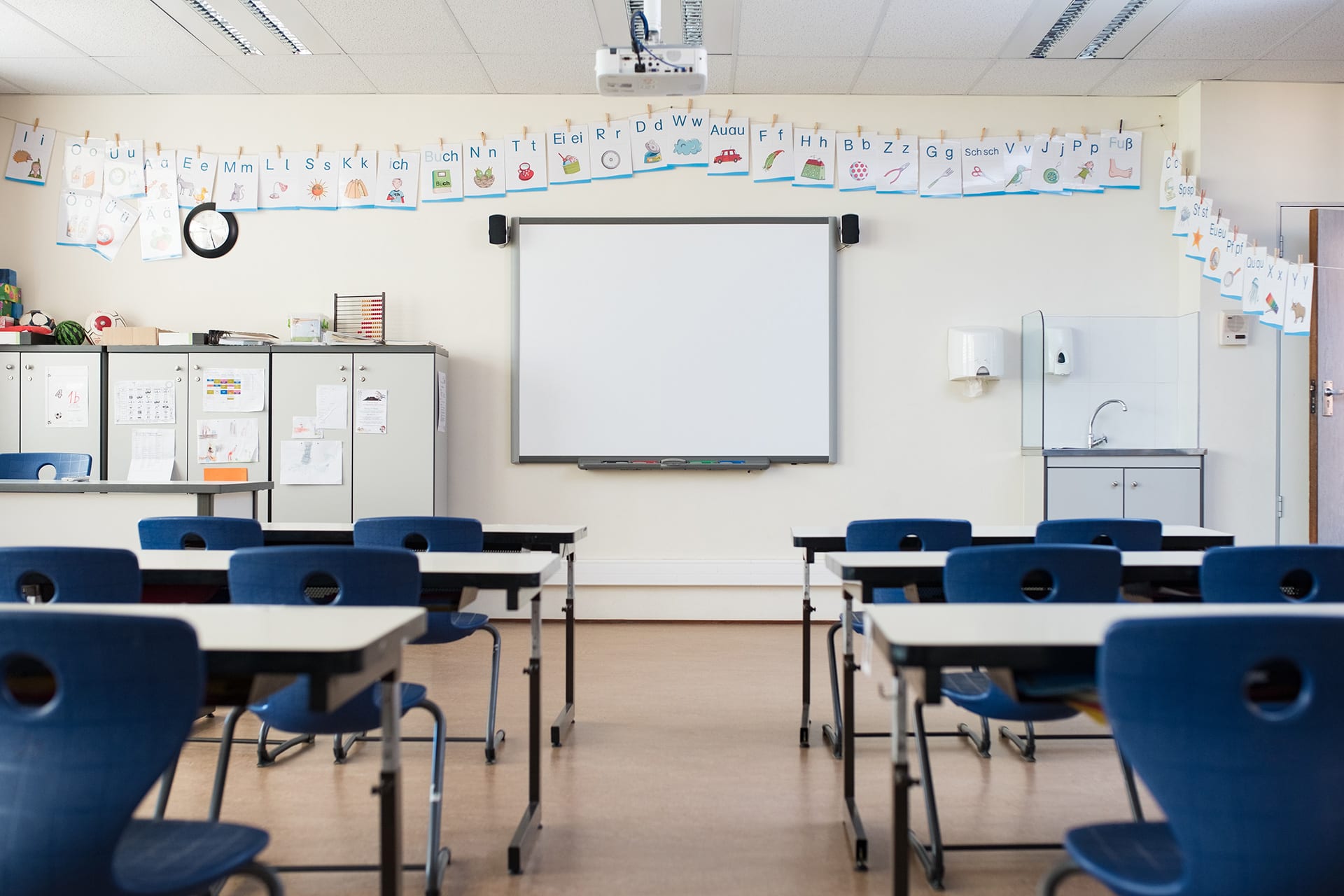 Alternative Schulkonzepte | Leeres Klassenzimmer mit Whiteboard
