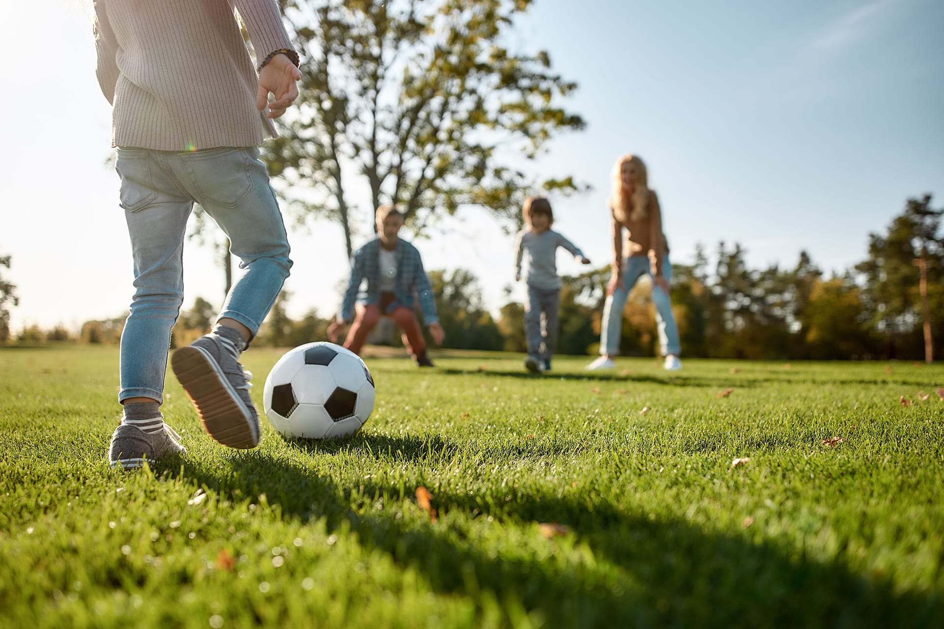 Spiele für draußen | Kinder spielen Fußball