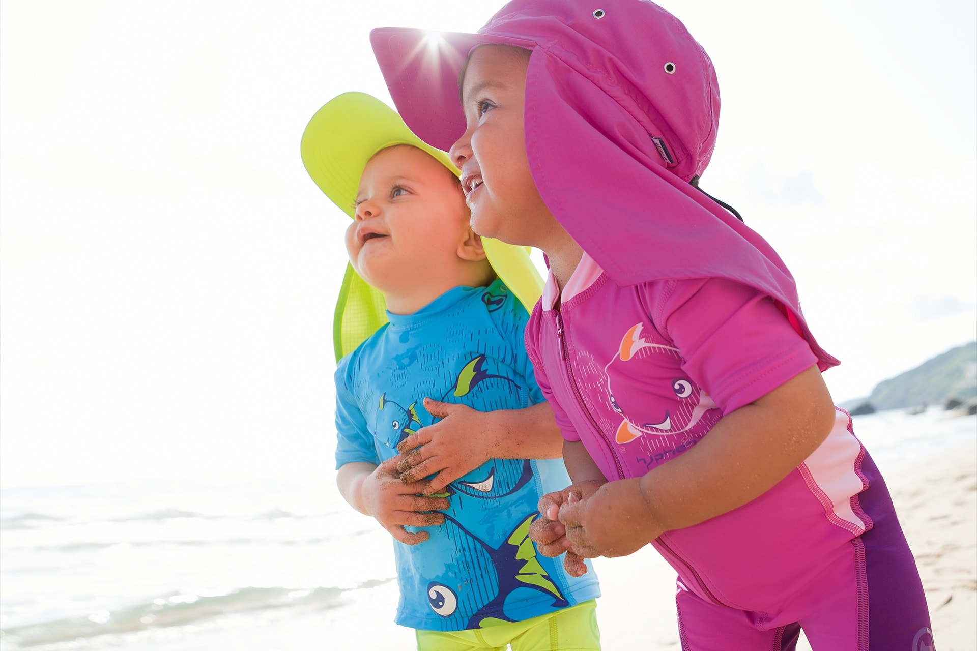 Baby anziehen im Sommer | 2 Kinder mit Sonnenschutzkleidung