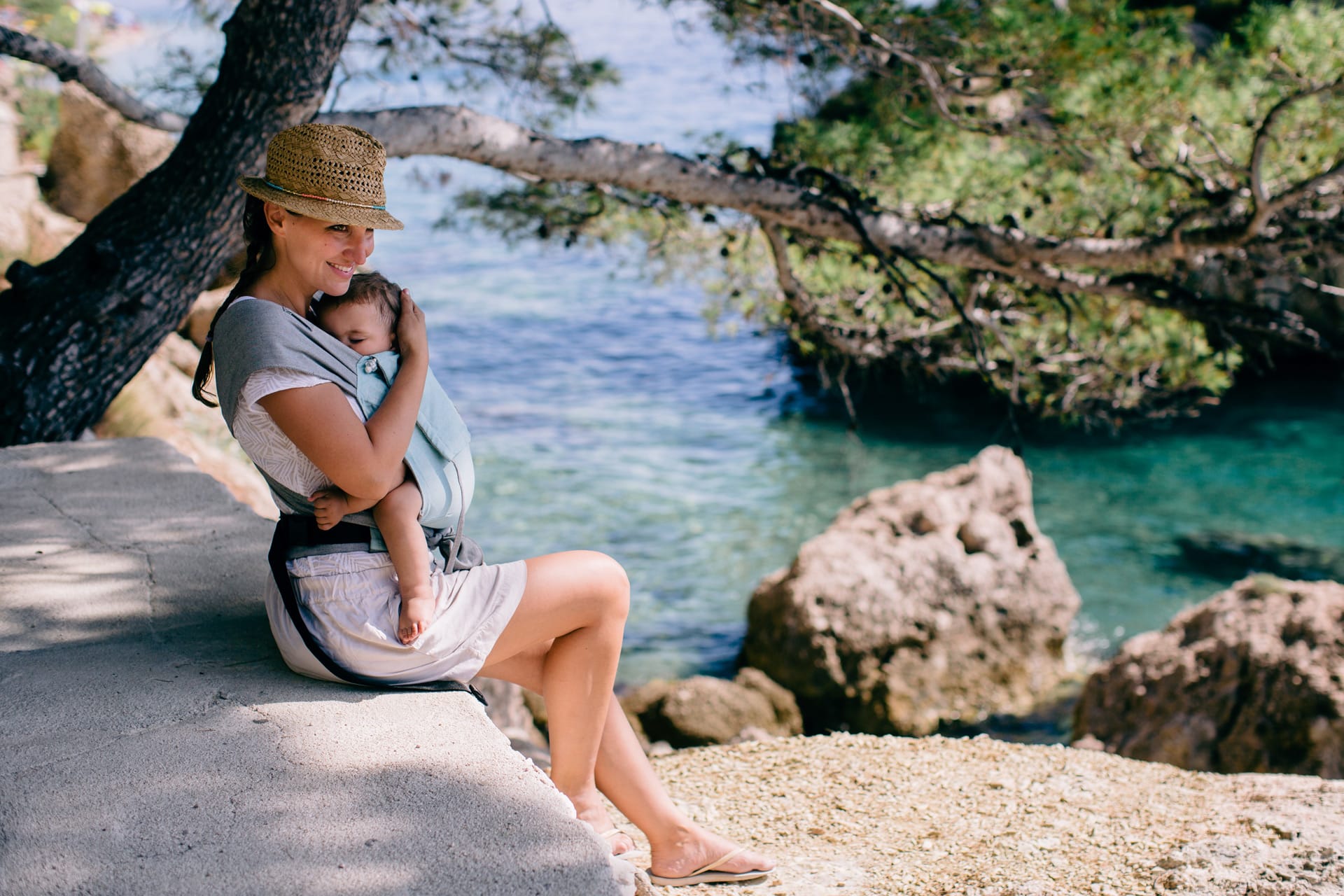 Baby anziehen im Sommer | Mama mit Baby am Meer
