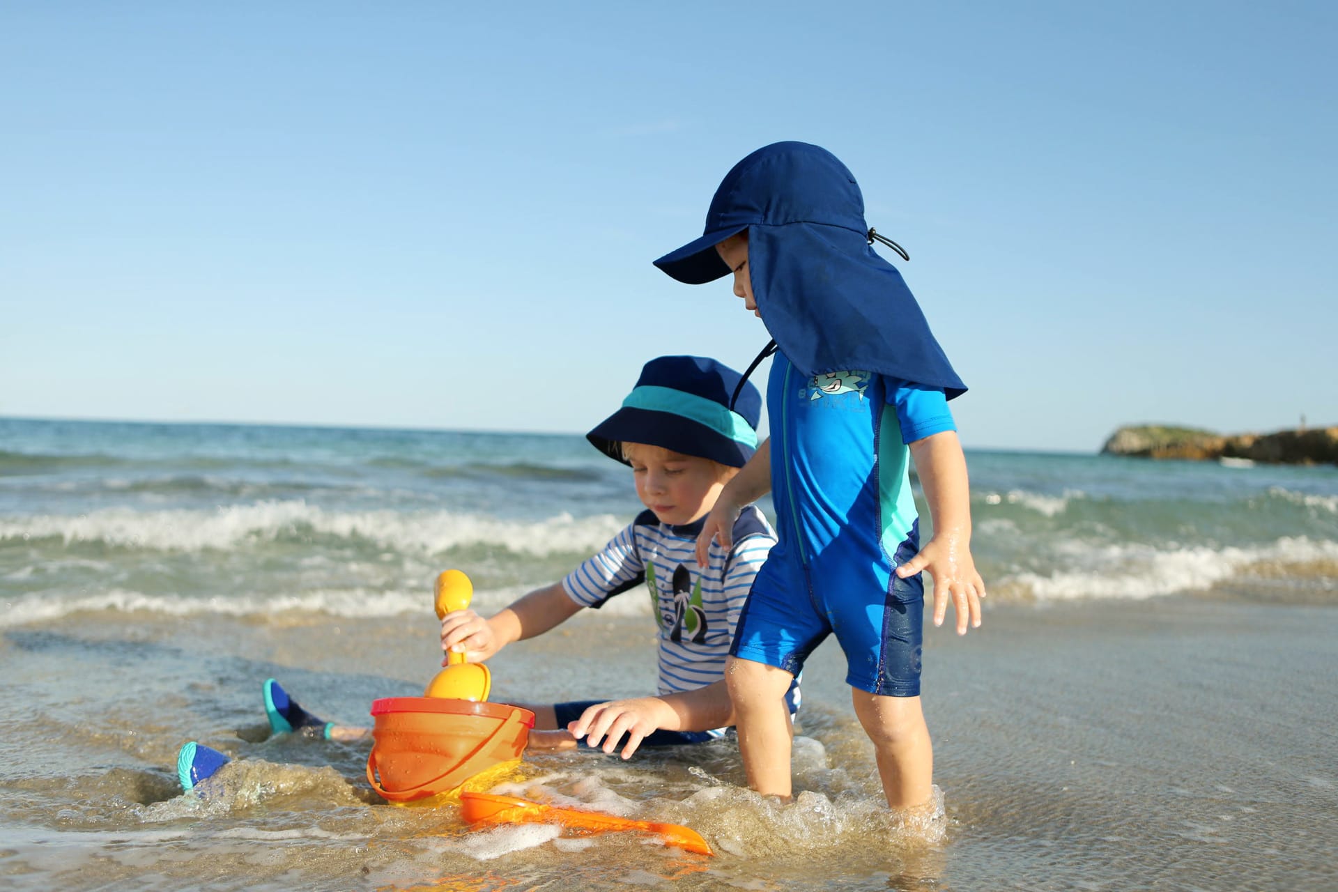 Baby anziehen im Sommer | 2 Kinder im Meer