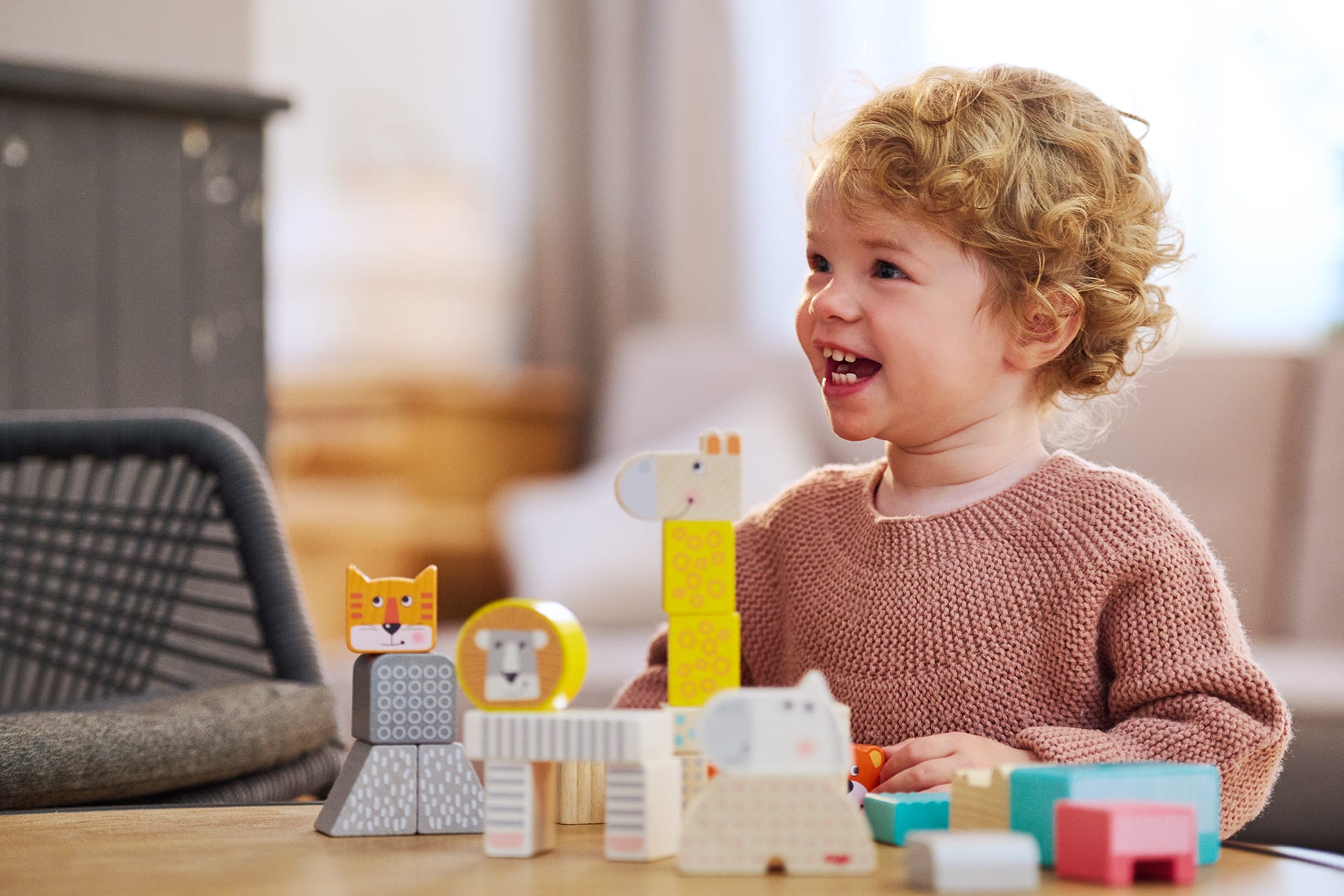 Baby Entwicklung Monat 16 | kleines Kind spielt mit Stapelbausteine