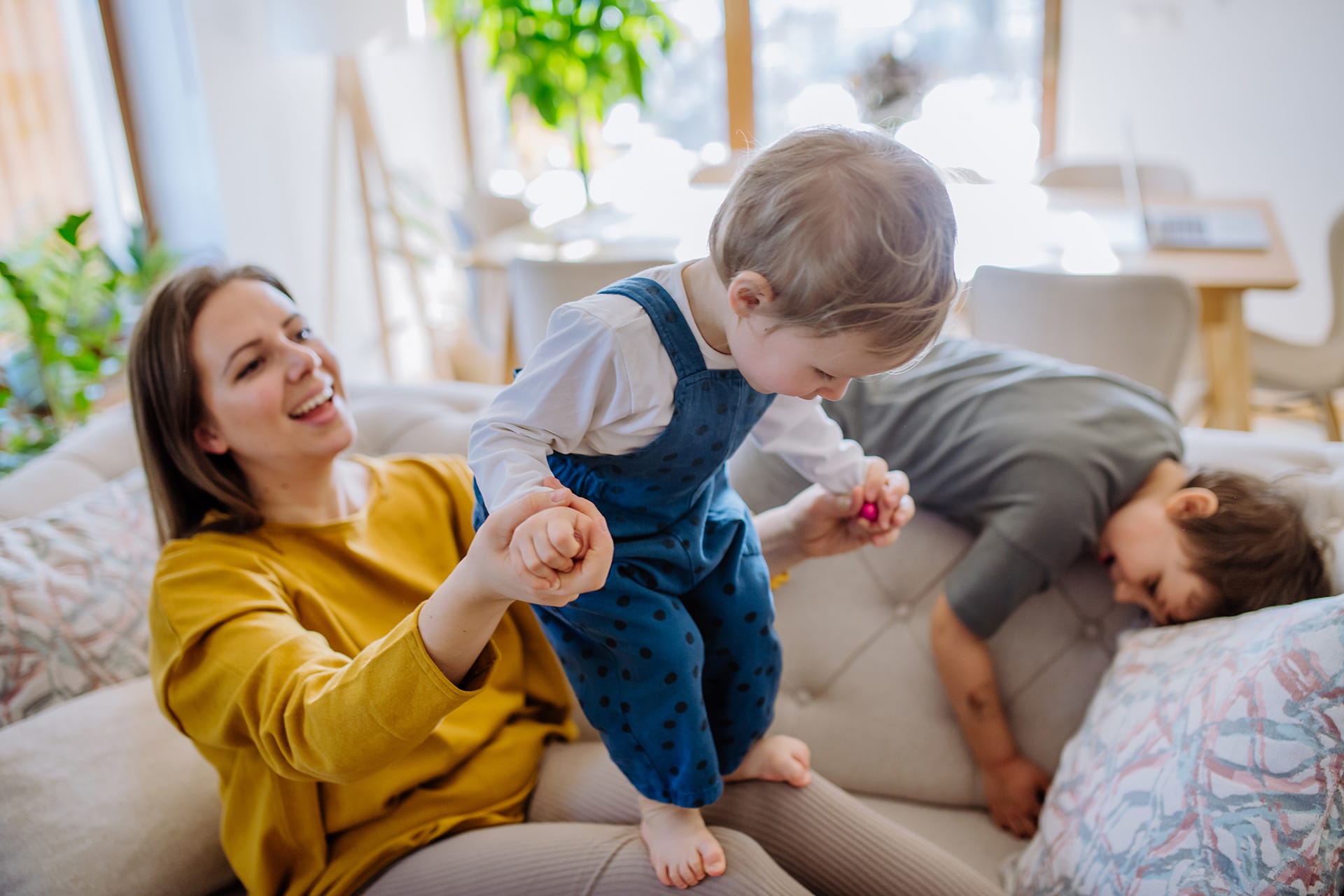 Laufen lernen | Kind versucht sich hinzustellen