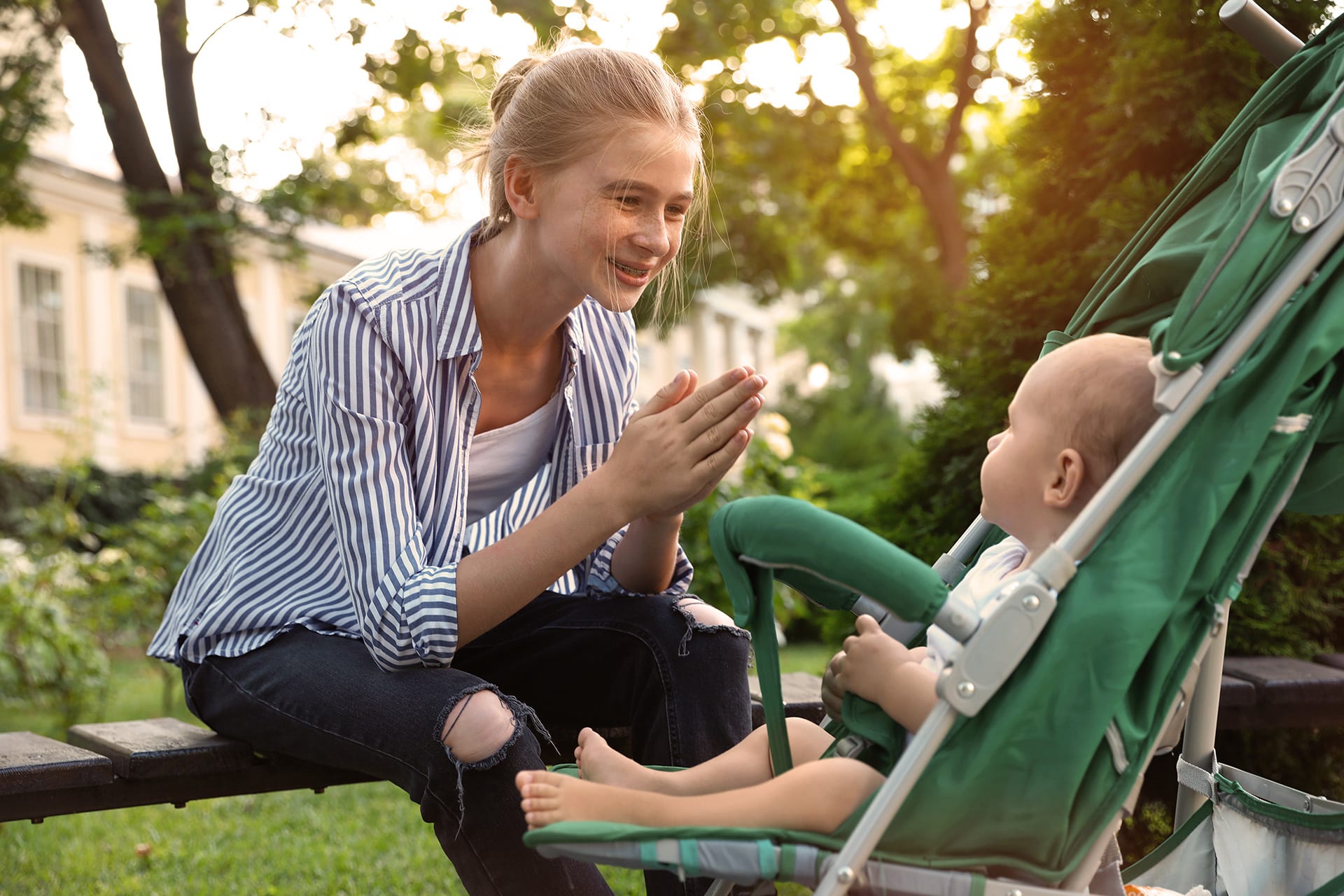 Urlaub ohne Kinder | Babysitter mit Baby