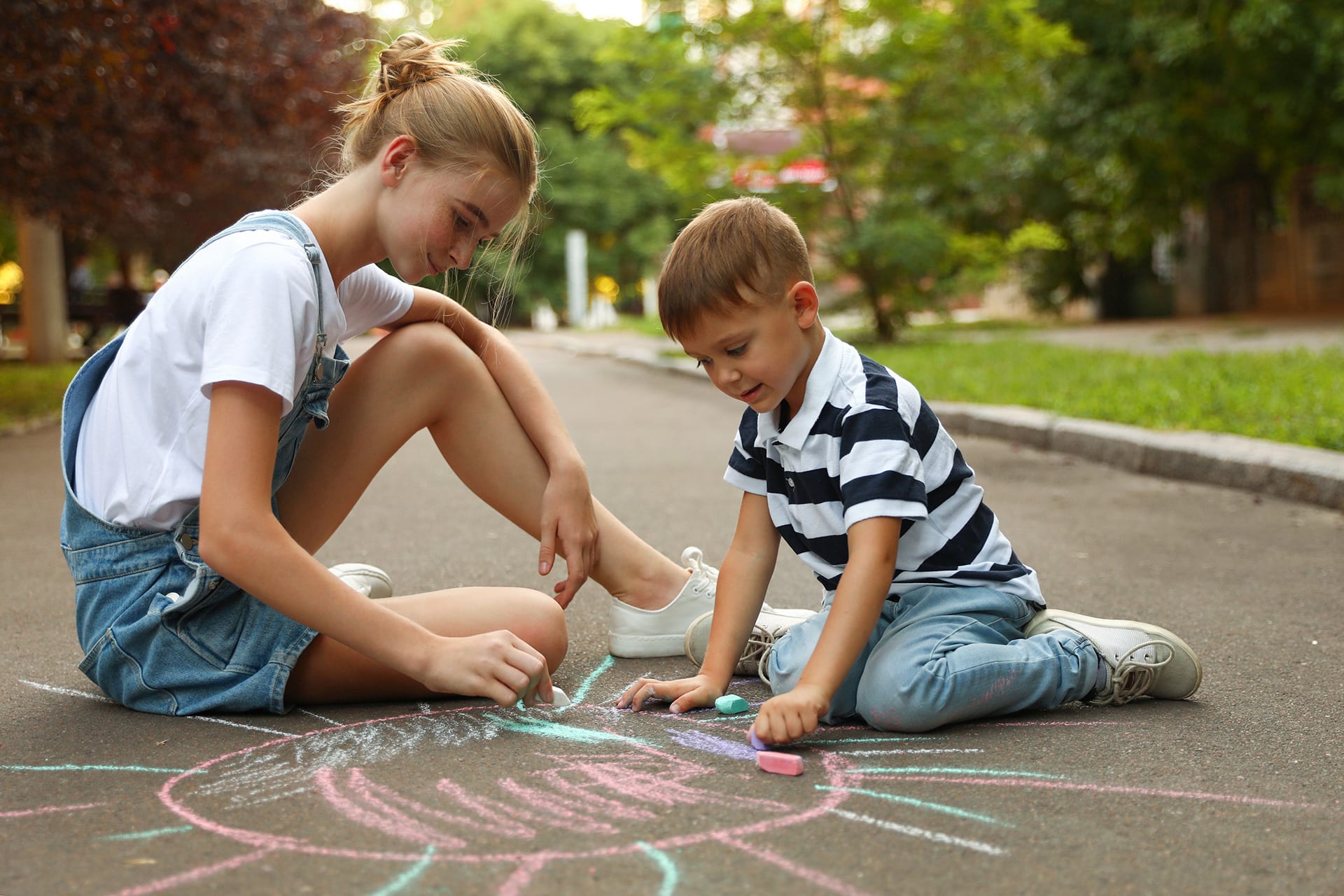 Babysitter Checkliste | Babysitter malt mit Kind auf die Straße