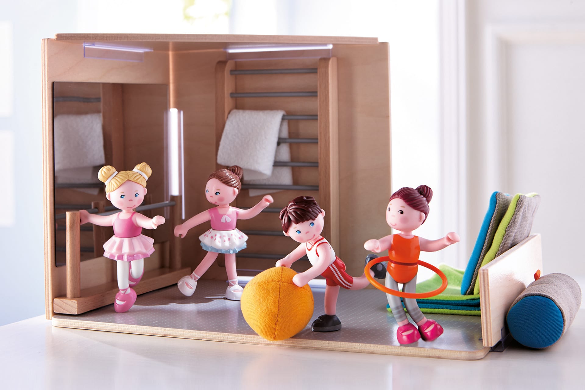 Spielen im Baumhaus und im Garten der Little Friends | Ballett und Turnen