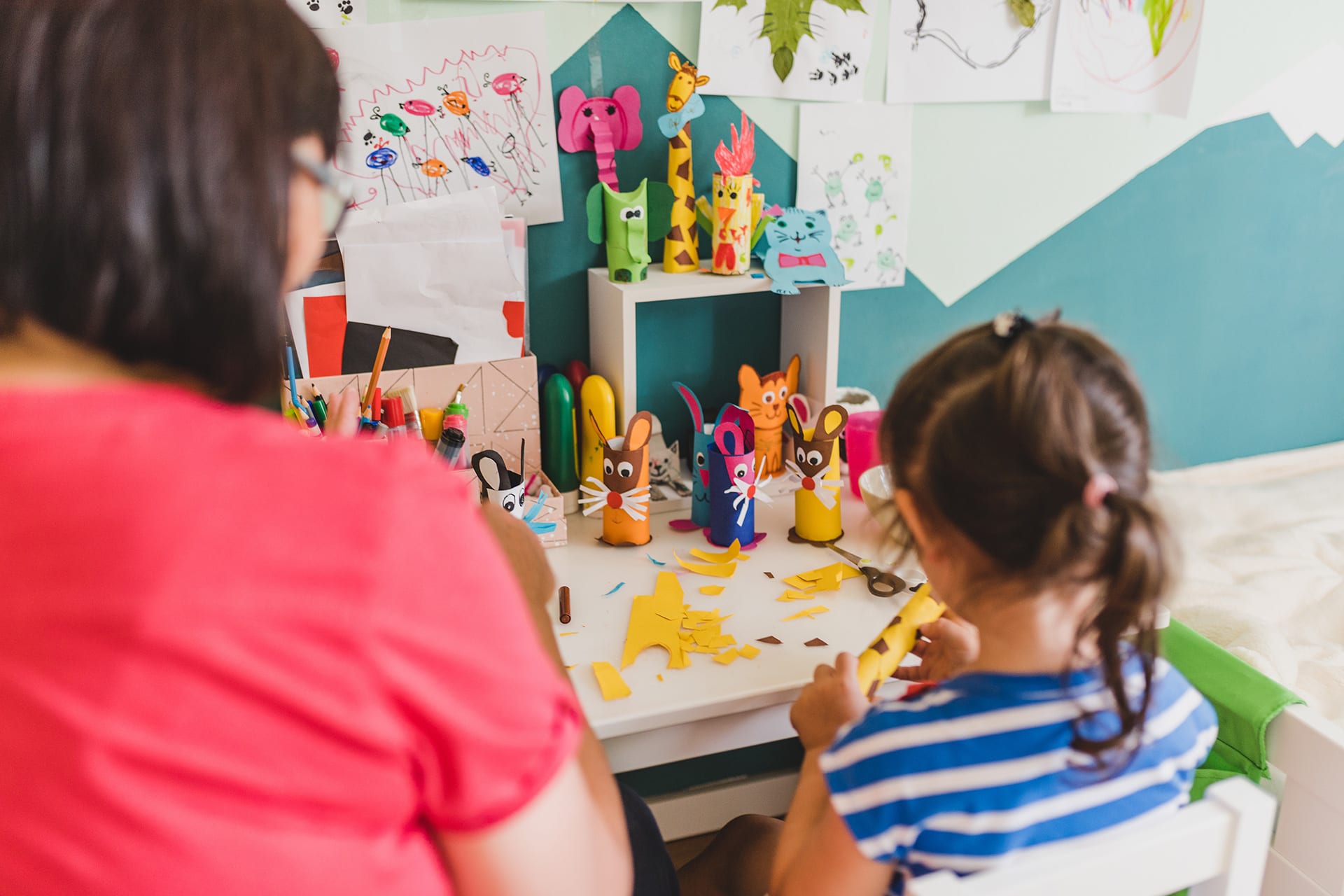 Basteln mit Kindern | Mutter und Kind basteln Tiere aus Klopapierrollen