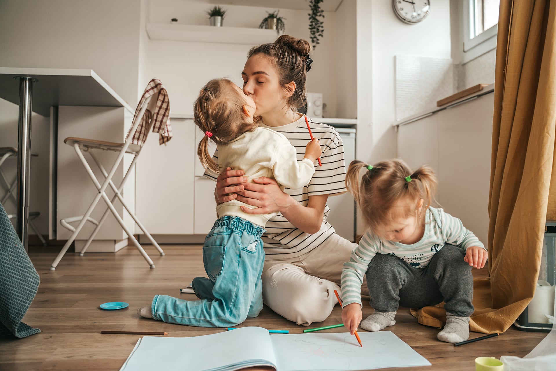 Spielen mit Kindern | Kinder malen mit Mutter ein Bild
