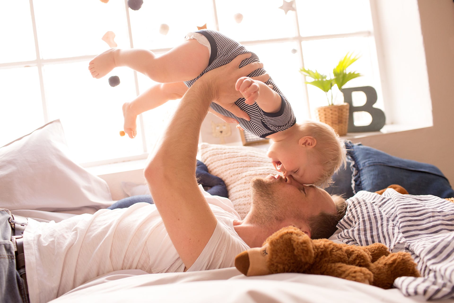Bin ich bereit fürs Vatersein | Vater hebt Kleinkind hoch