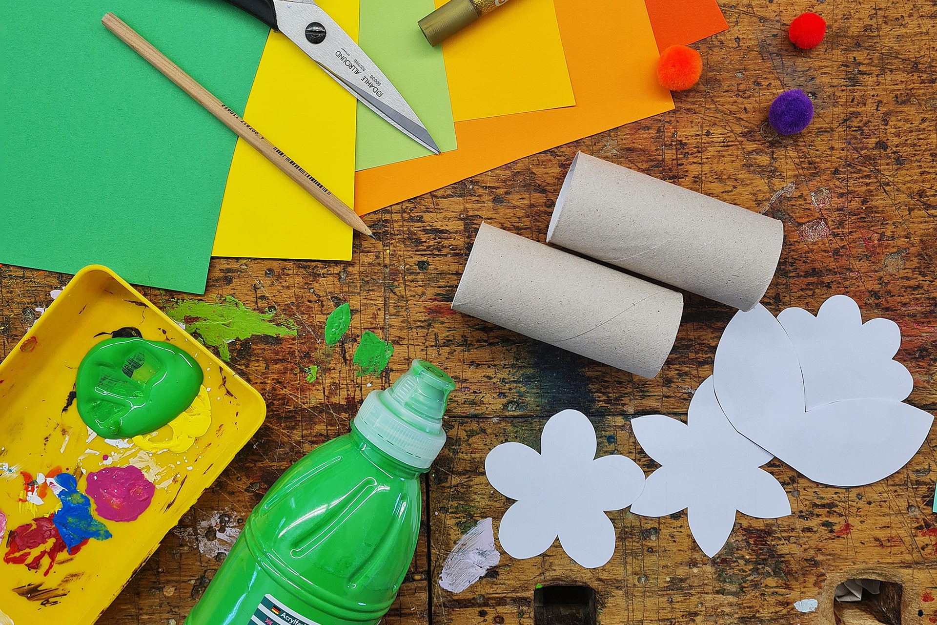  Blumen basteln mit Kindern | Bunter Tonkarton, Bastelschere, Farbe, Klopapierrollen,  Blumen-Motive aus weißem Papier liegen auf einem Tisch