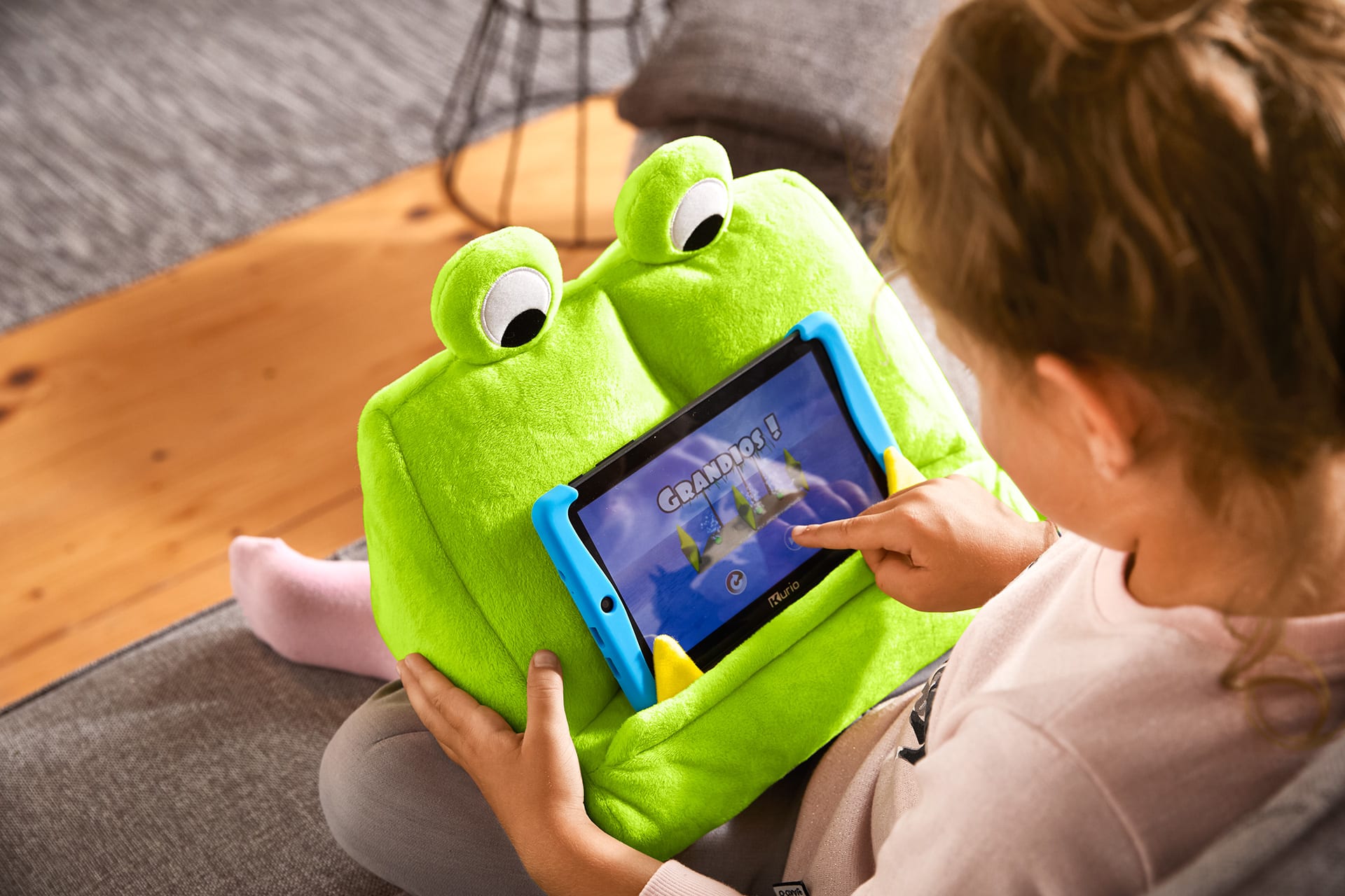 Digitale Medien - Fluch oder Segen | Kind sitzt auf der Couch mit Tablet
