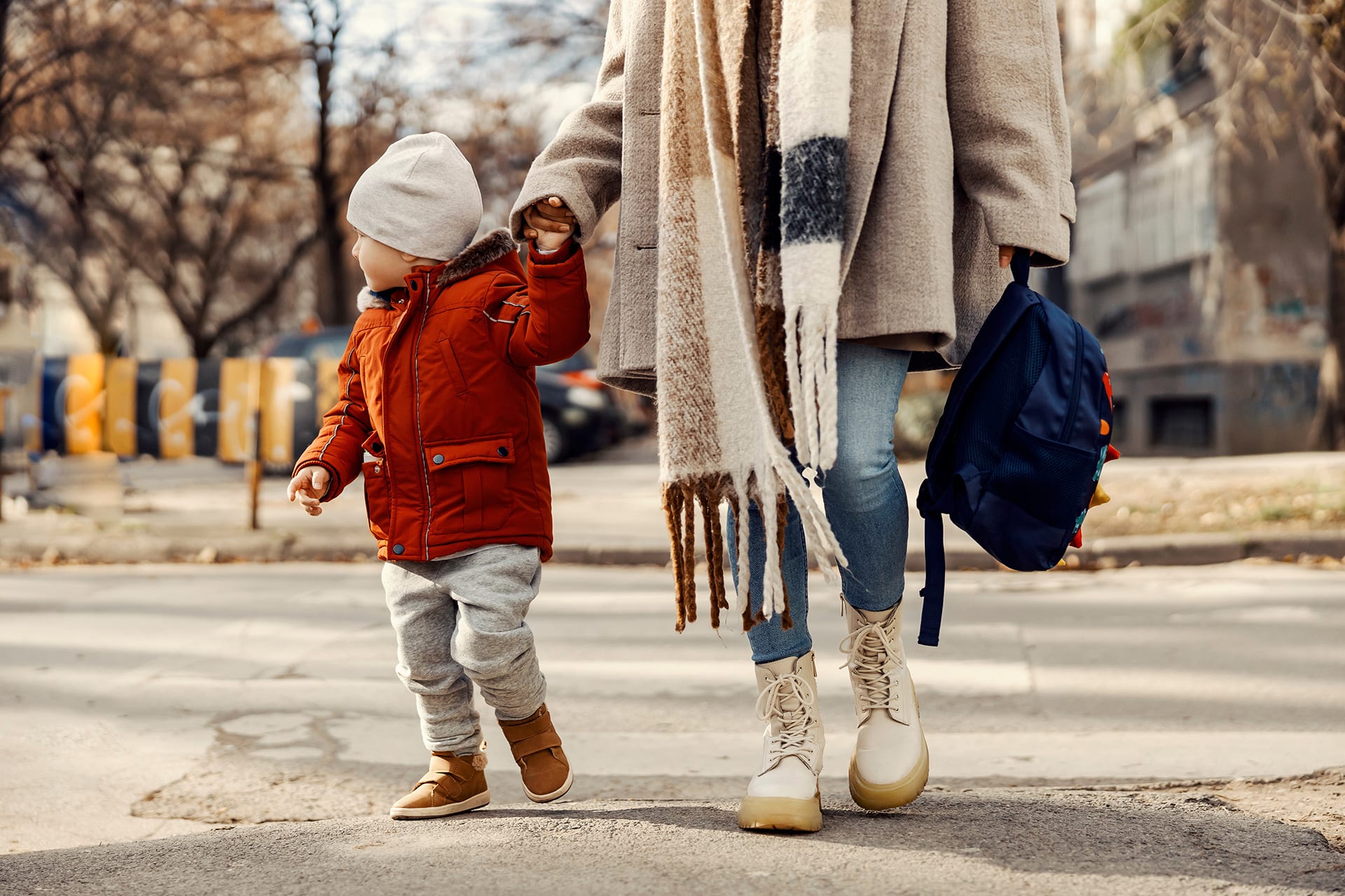 Kindergarten Alter | Kind geht mit Mutter an der Hand