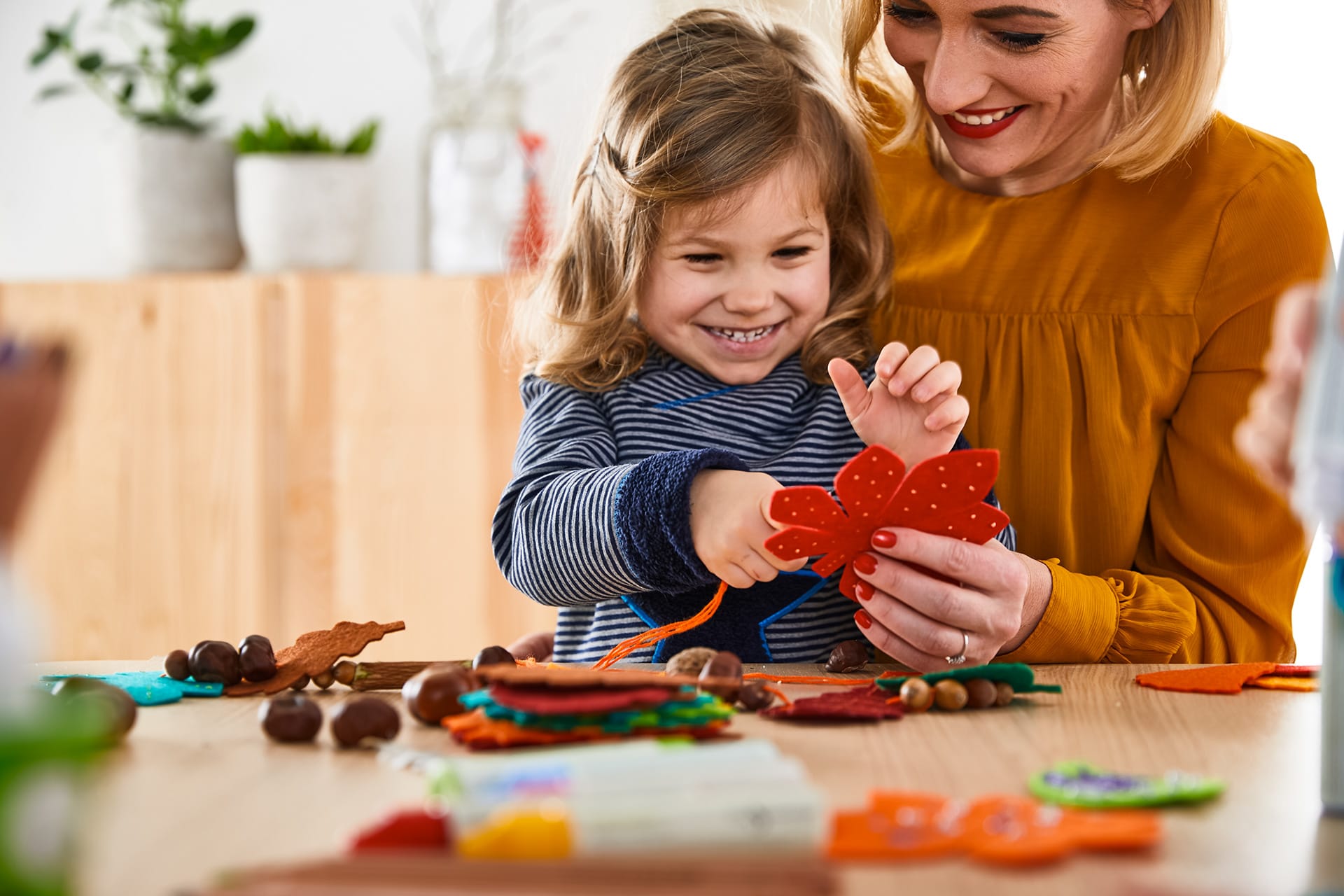  Erstes Basteln für Kinder | Mutter mit Kind basteln Herbstblätter