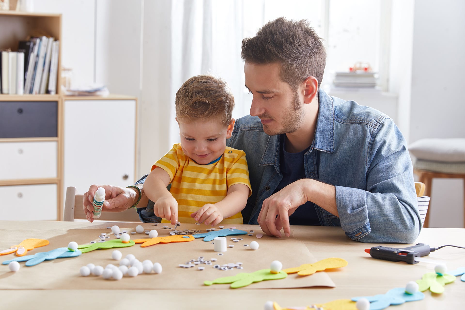  Erstes Basteln für Kinder | Papa bastelt mit Kind am Tisch