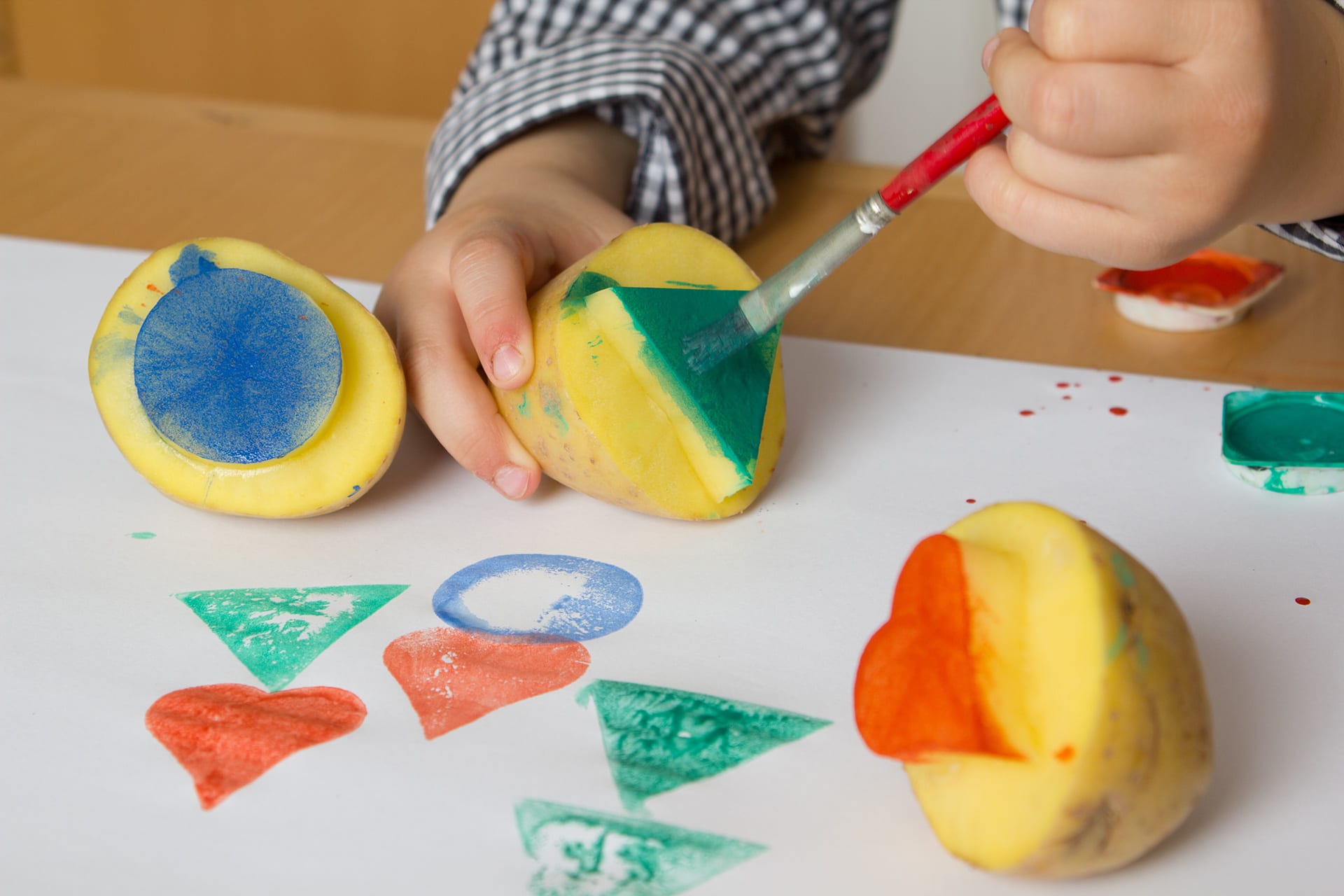  Erstes Basteln für Kinder | Kind malt Kartoffel grün an