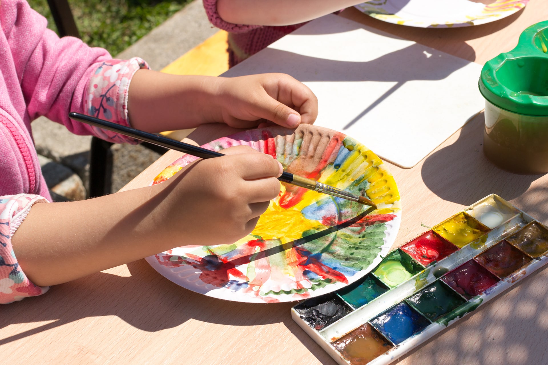  Erstes Basteln für Kinder | Kind malt Pappteller an