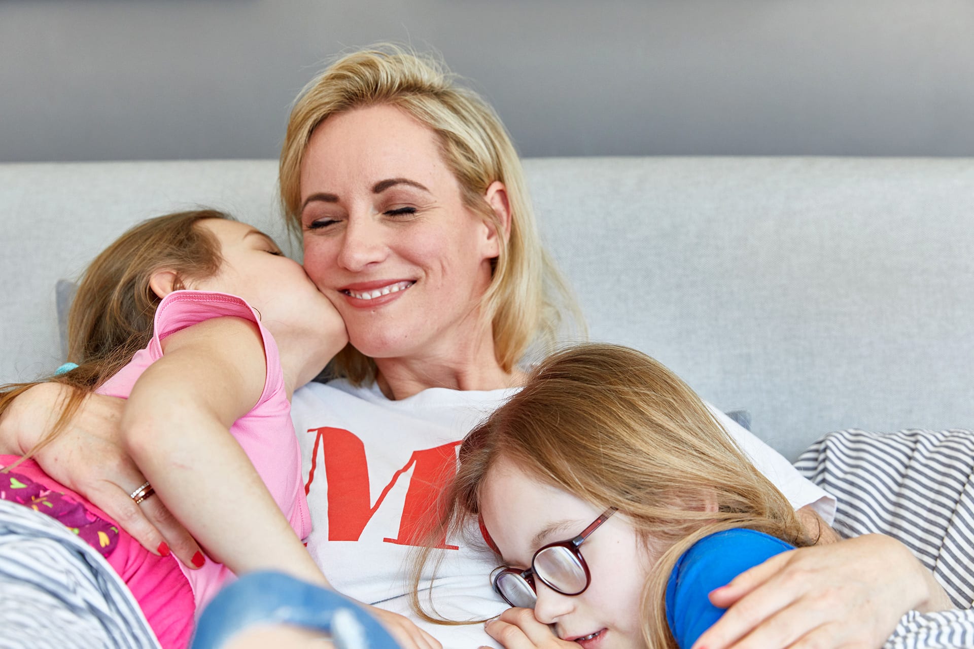  Erziehungsfehler | Mama kuschelt mit 2 Mädchen auf Sofa