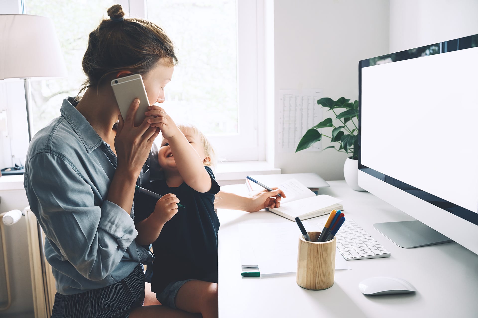 Familienarbeit | Mama am Telefon mit Baby