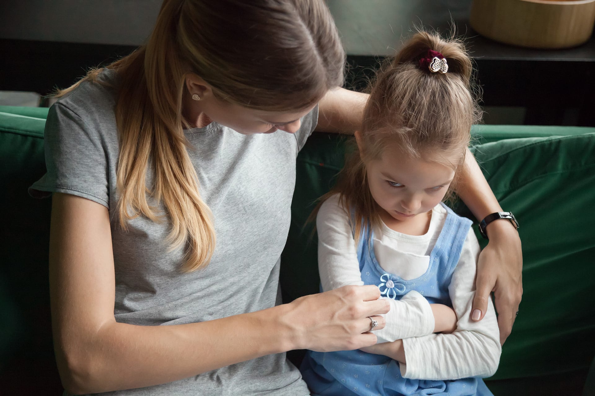 Familienregeln | Mädchen schmollt, Mutter versucht zu umarmen und zu sprechen