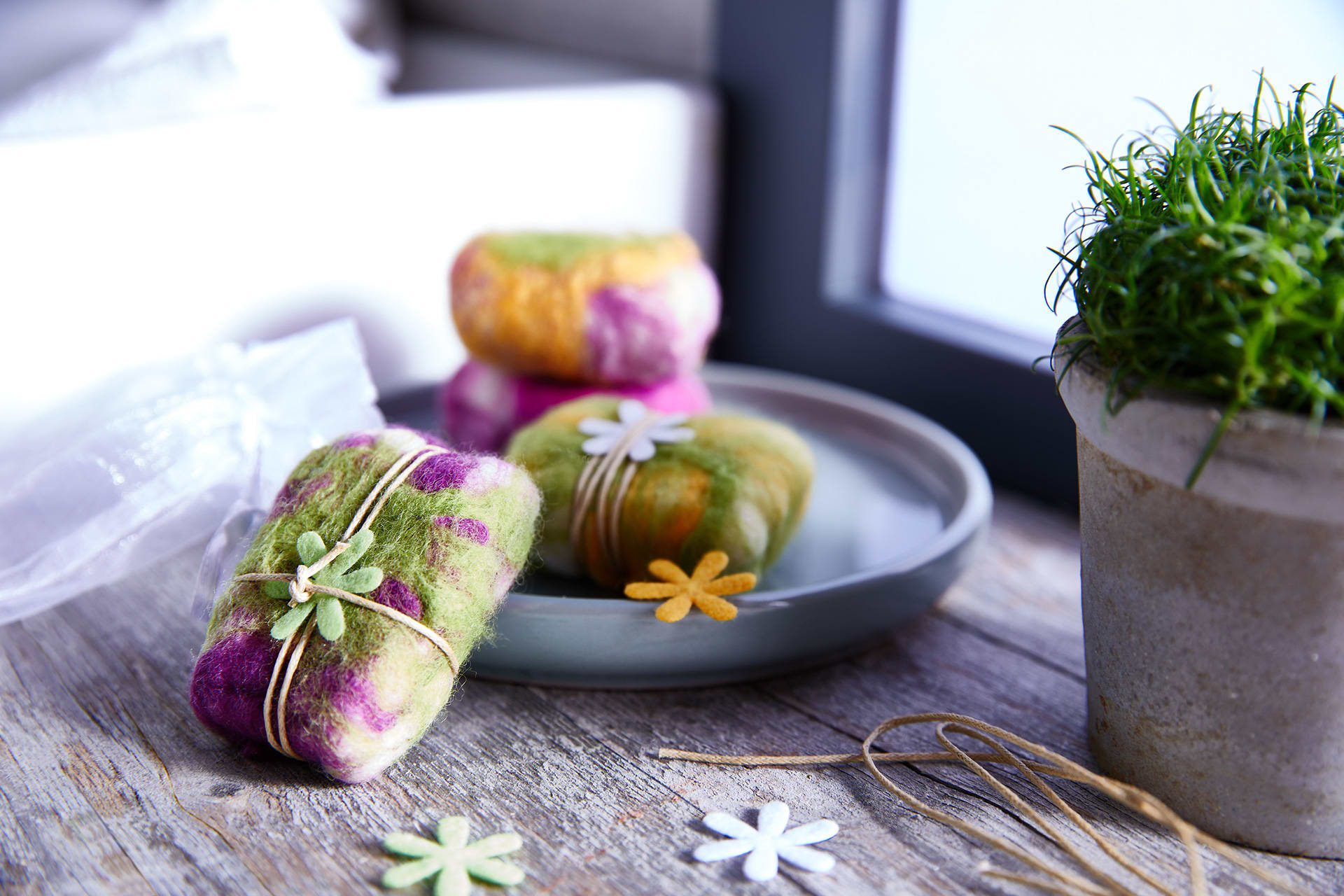 Filzen mit Kindern | Päckchen aus grün-lila Filz mit Goldfaden und Filzblümchen umwickelt