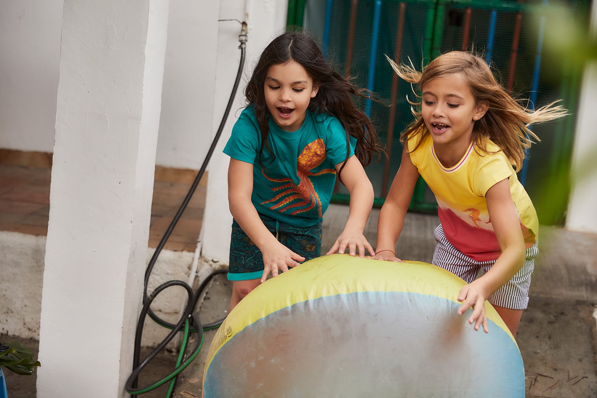 Garten-Spiele | Mädchen rollen großen Ball