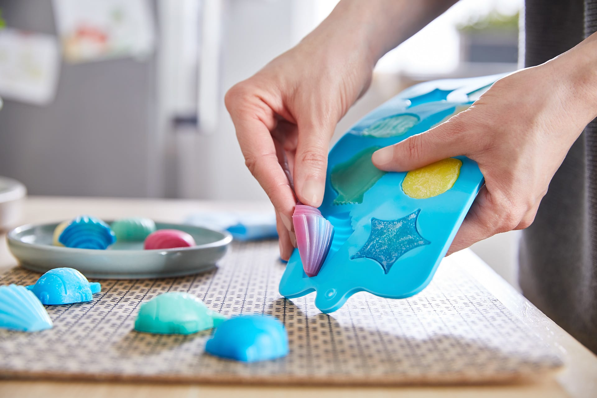 Geschenk-Ideen selbstgemacht | Seifen in Muschel, Seestern-Form werden mit der Hand aus Silikonform gedrückt