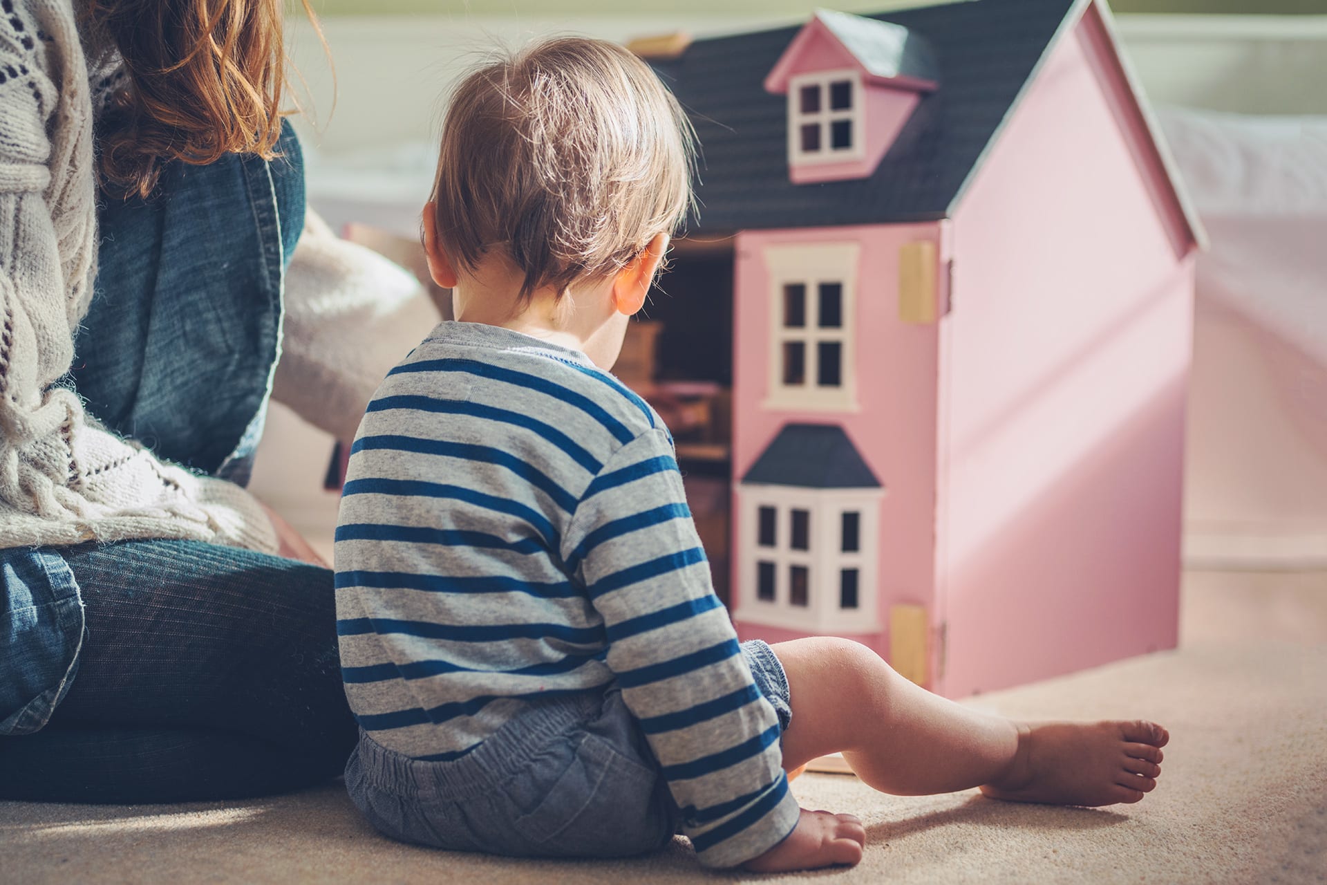 Geschlechtsneutrale Erziehung | Mutter und Sohn spielen mit Puppenhaus