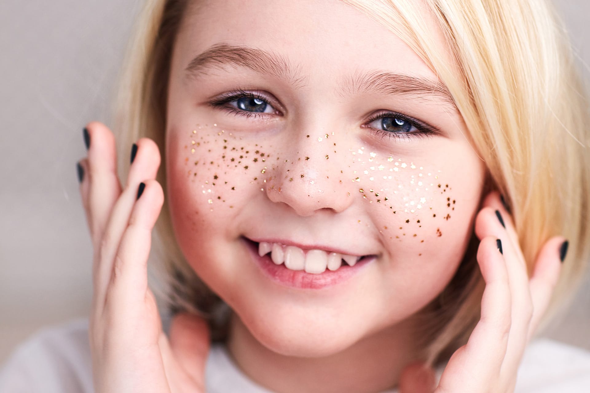 Typisch Mädchen, typisch Junge | Jungen mit Tiara, goldenen Sommersprossen und Nagellack, mit langen blonden Haaren