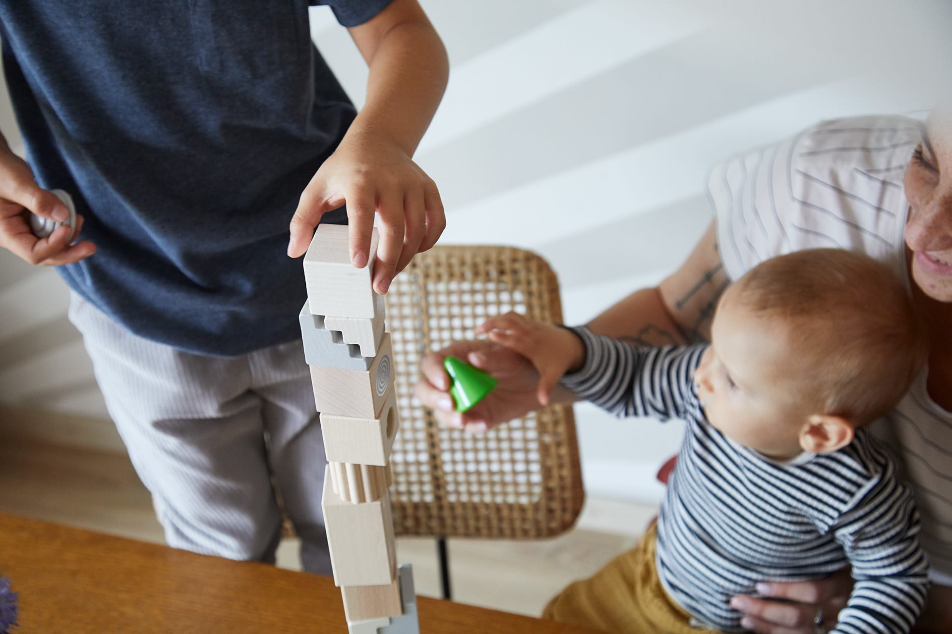 Geschwisterliebe | Baby spielt mit Bauklötzen