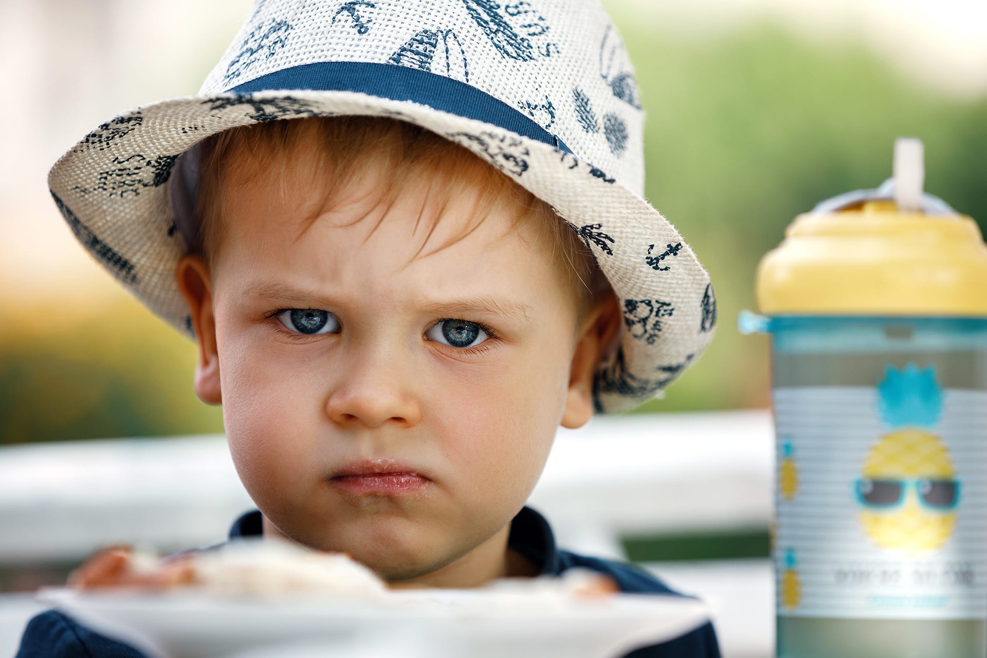 Müssen Kinder aufessen | Jungen mit Hut, der sich weigert, etwas zu essen