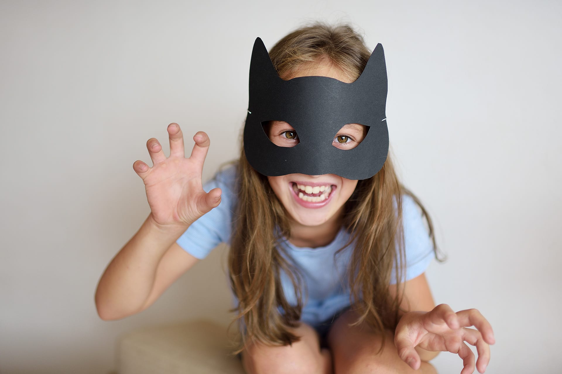 Halloween Masken | Mädchen mit schwarzer Katzenmaske