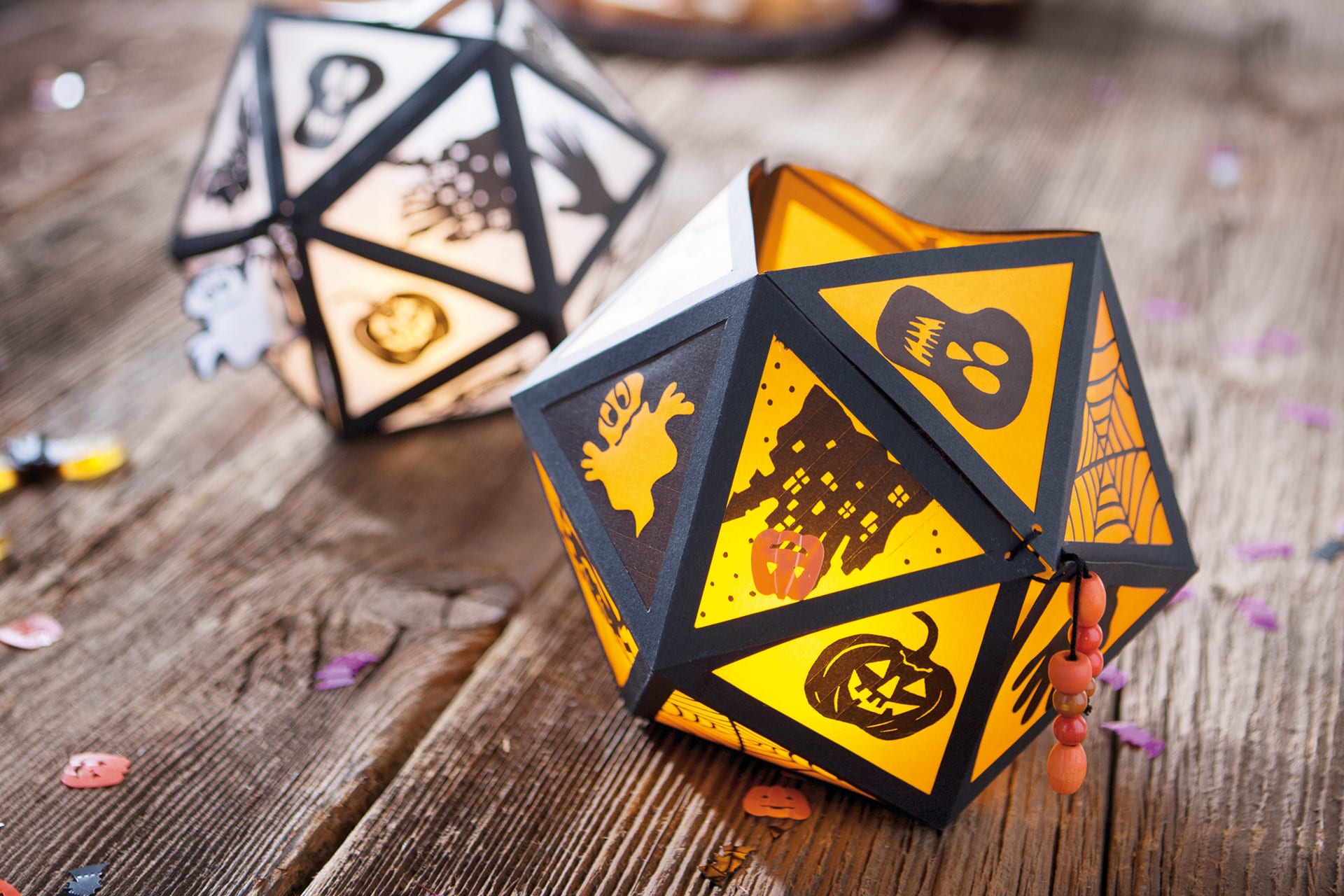 Halloween Motive | Halloween-Laternen dreieckig mit ausgeschnittenen Motiven transparent