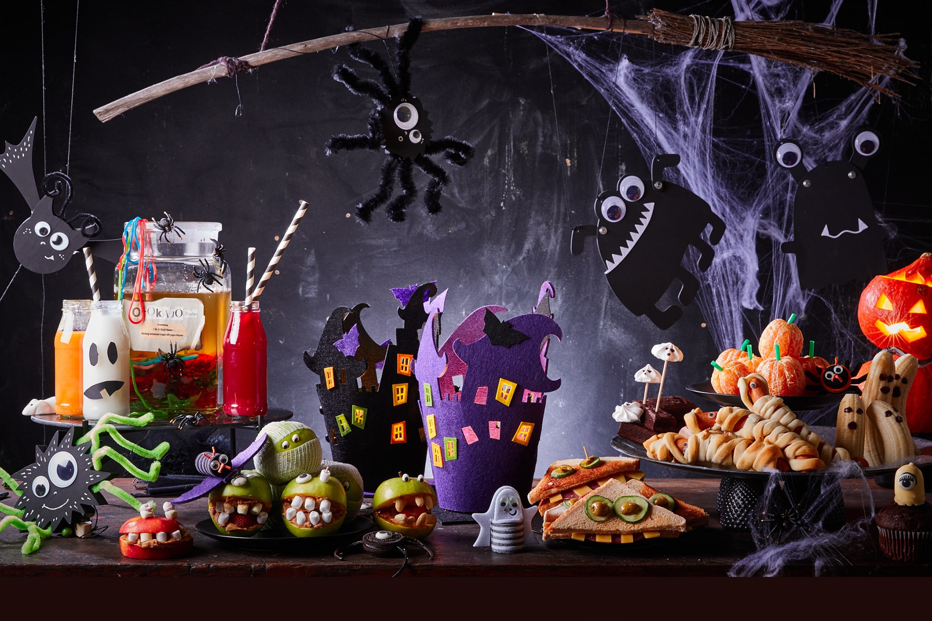 Halloween mit Kindern | Grusel-Buffet dekoriert mit Äpfel-Monster, Toastecken,  Leichenfinger-Würstchen, Gespensterbananen, Hexenhaus- und Kürbislaternen