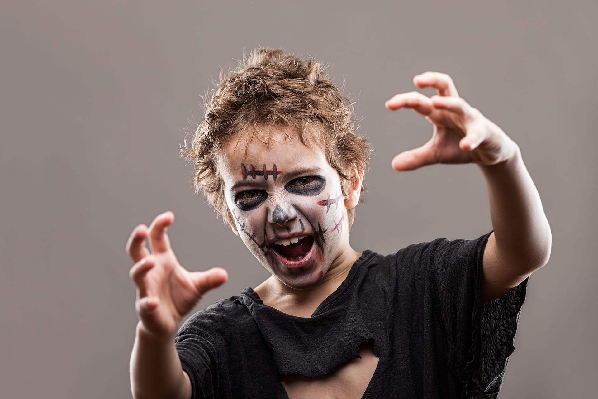 Halloween schminken |  Junge als Mumie im Gesicht geschminkt 