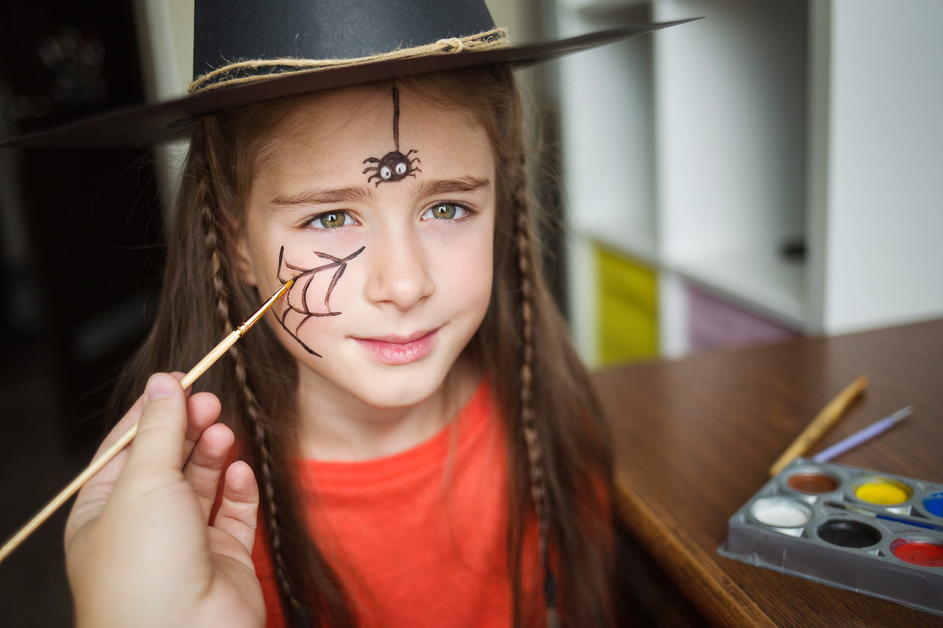 Halloween schminken |  Mädchen im Gesicht als Hexe geschminkt