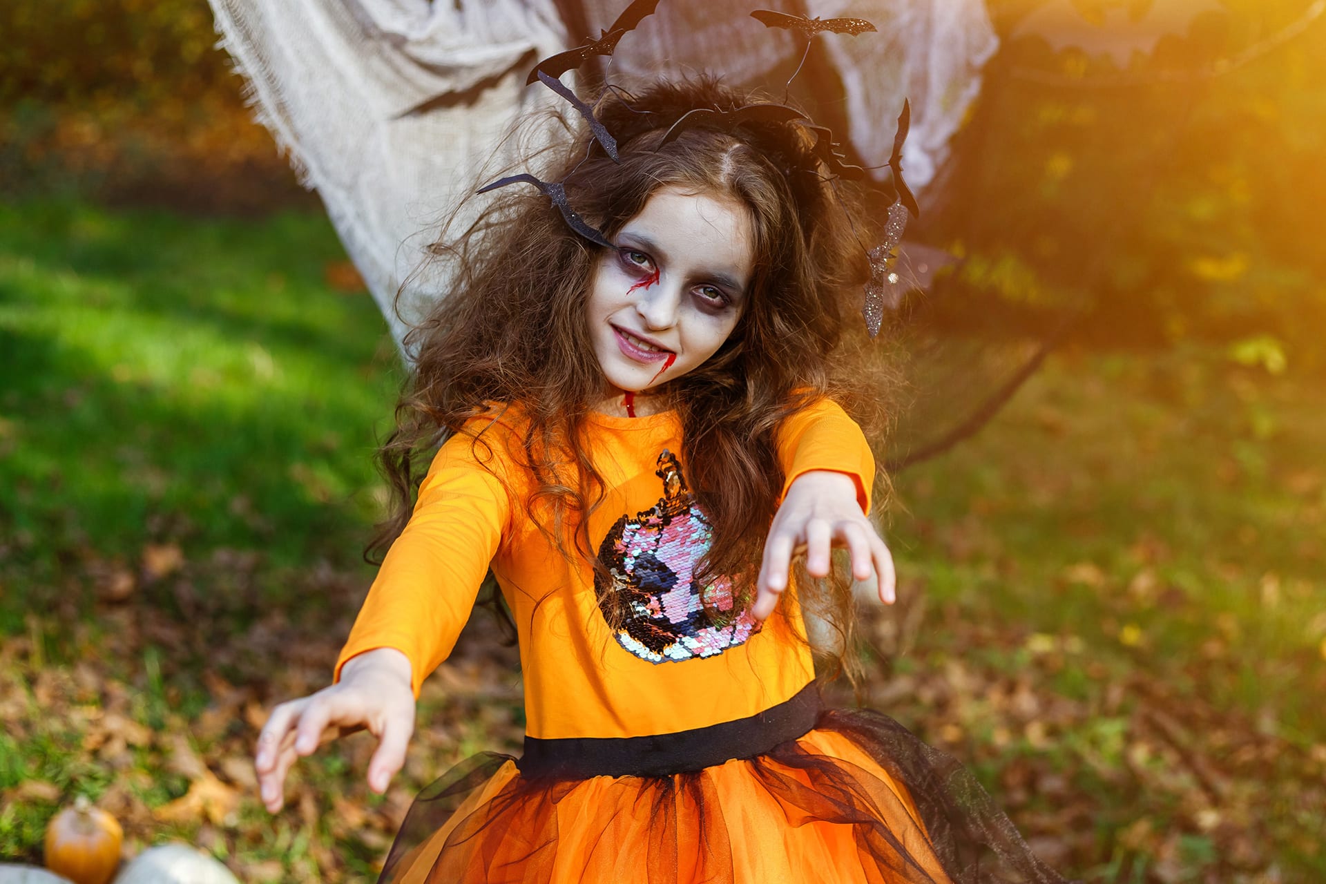Halloween schminken |  Mädchen im Gesicht als Zombie geschminkt