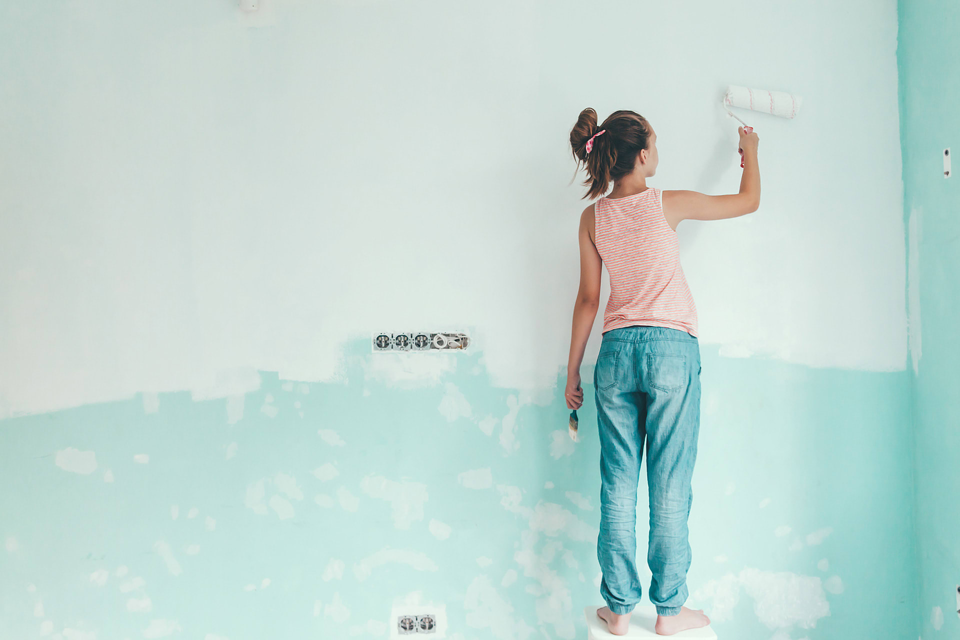 Typisch Mädchen, typisch Junge | Mädchen streicht Wand in Türkis