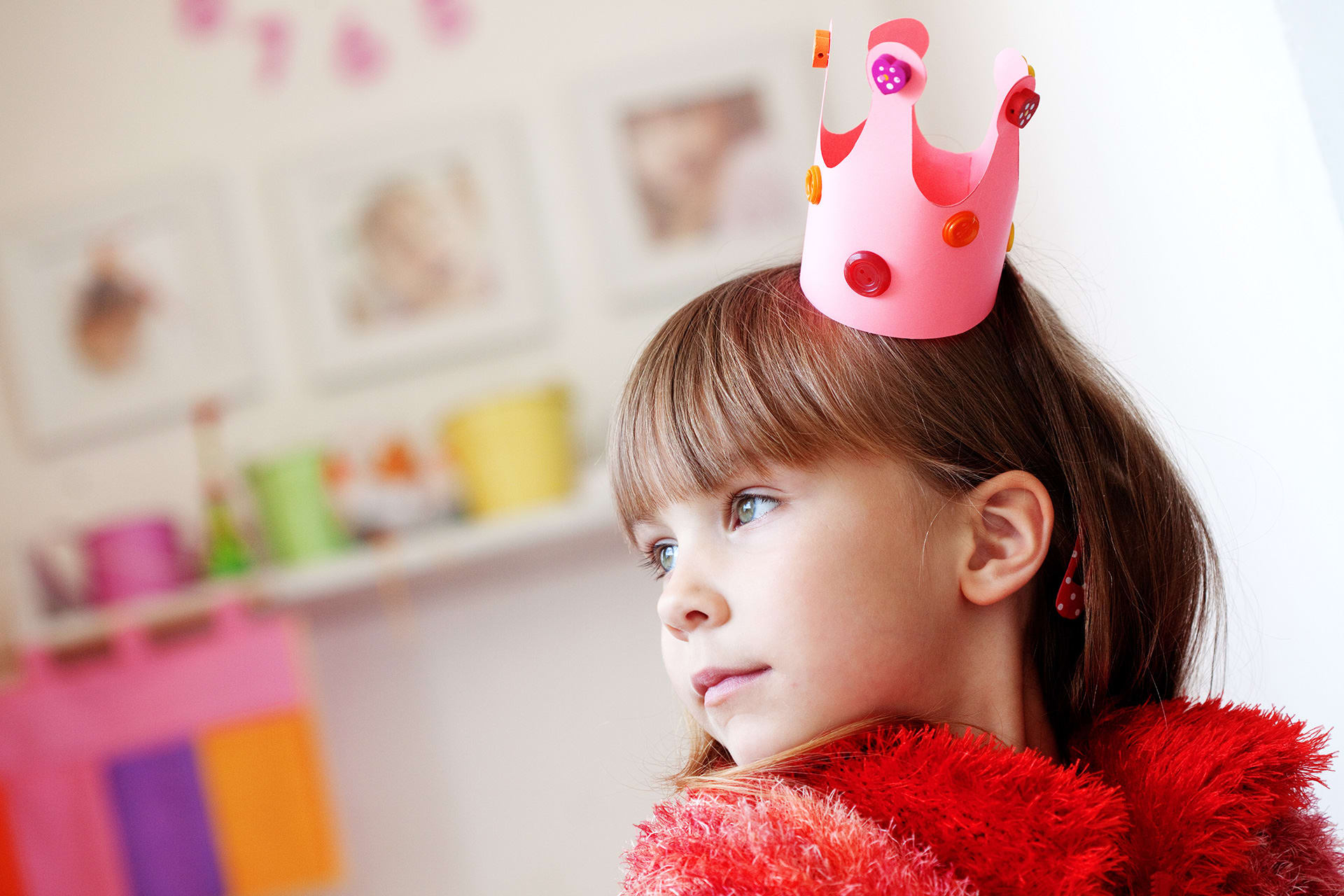 Prinzessinnen Party | Mädchen mit pinker Papierkrone auf dem Kopf