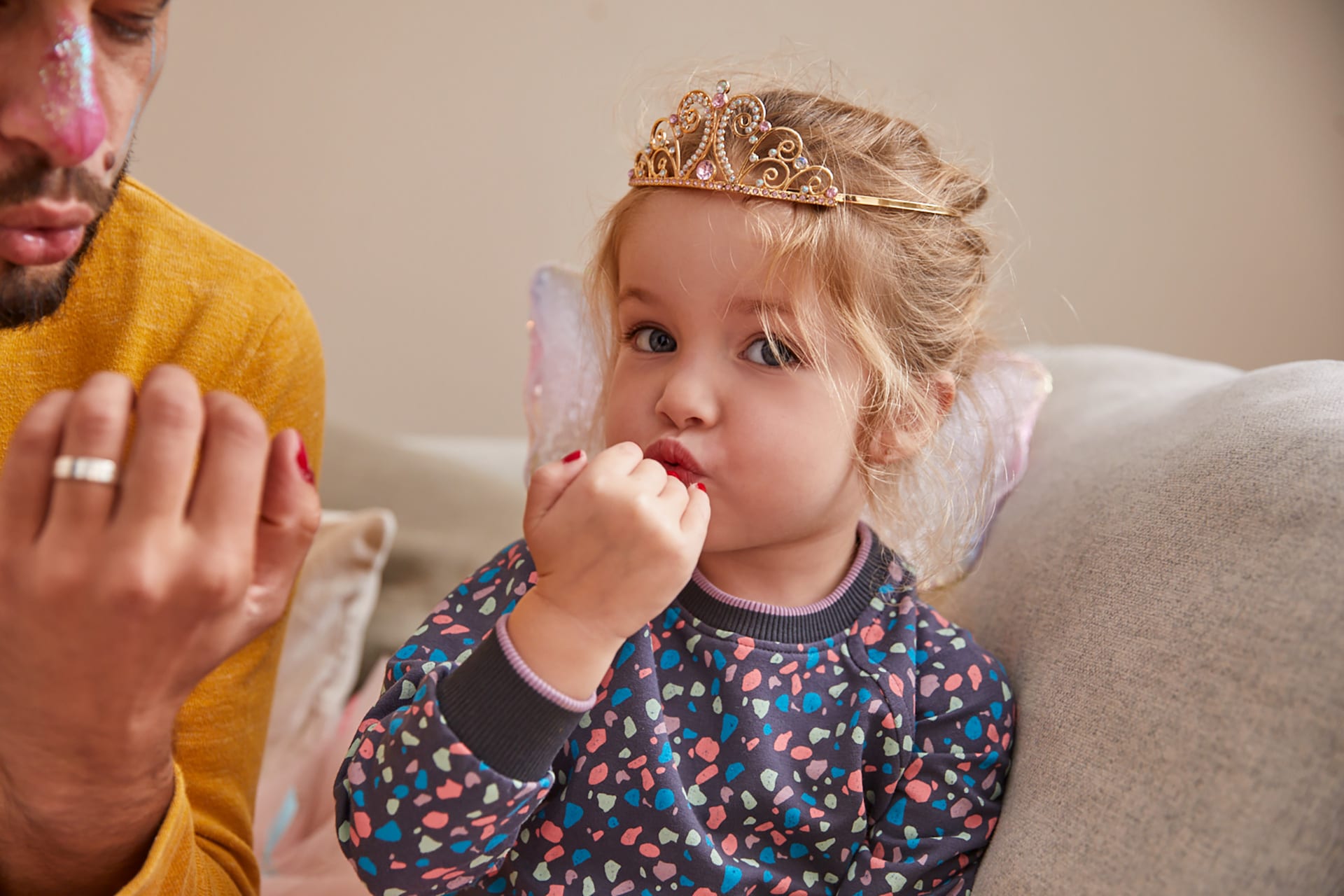 Faschingskostüme selber machen | Kleines blondes Mädchen mit Prinzessin Diadem auf dem Kopf