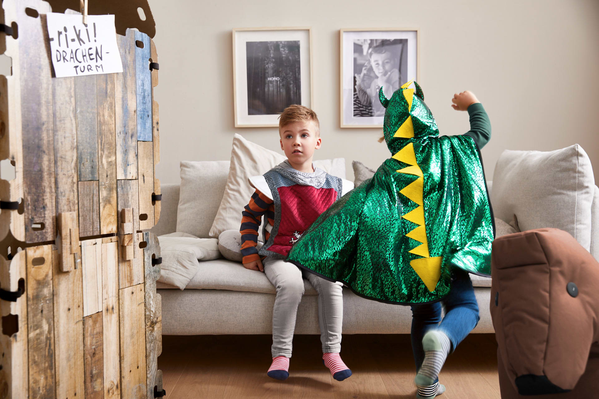 Faschingskostüme selber machen | Kind von hinten im Drachenkostüm, mit Kind als Ritterverkleidet